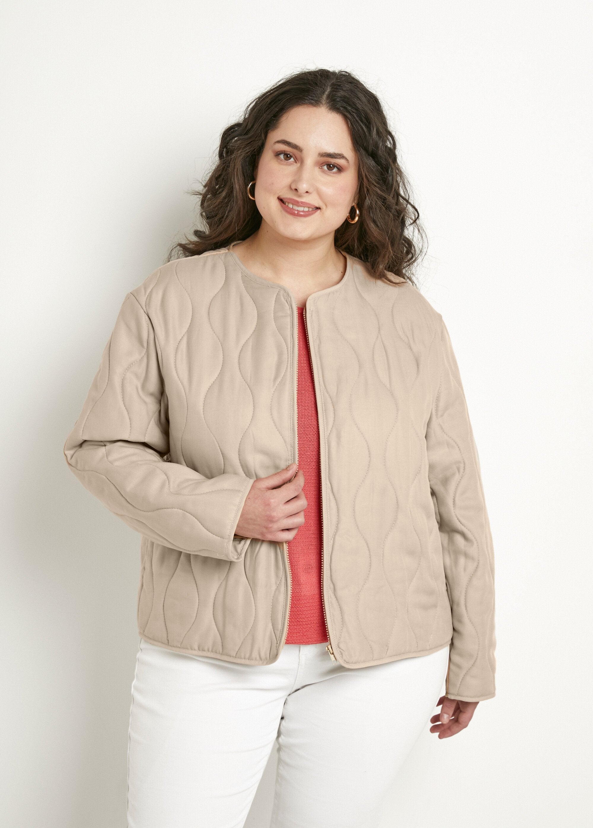 Chaqueta_corta_lisa_acolchada_con_cremallera_y_cuello_redondo_Beige_FA1_curvy
