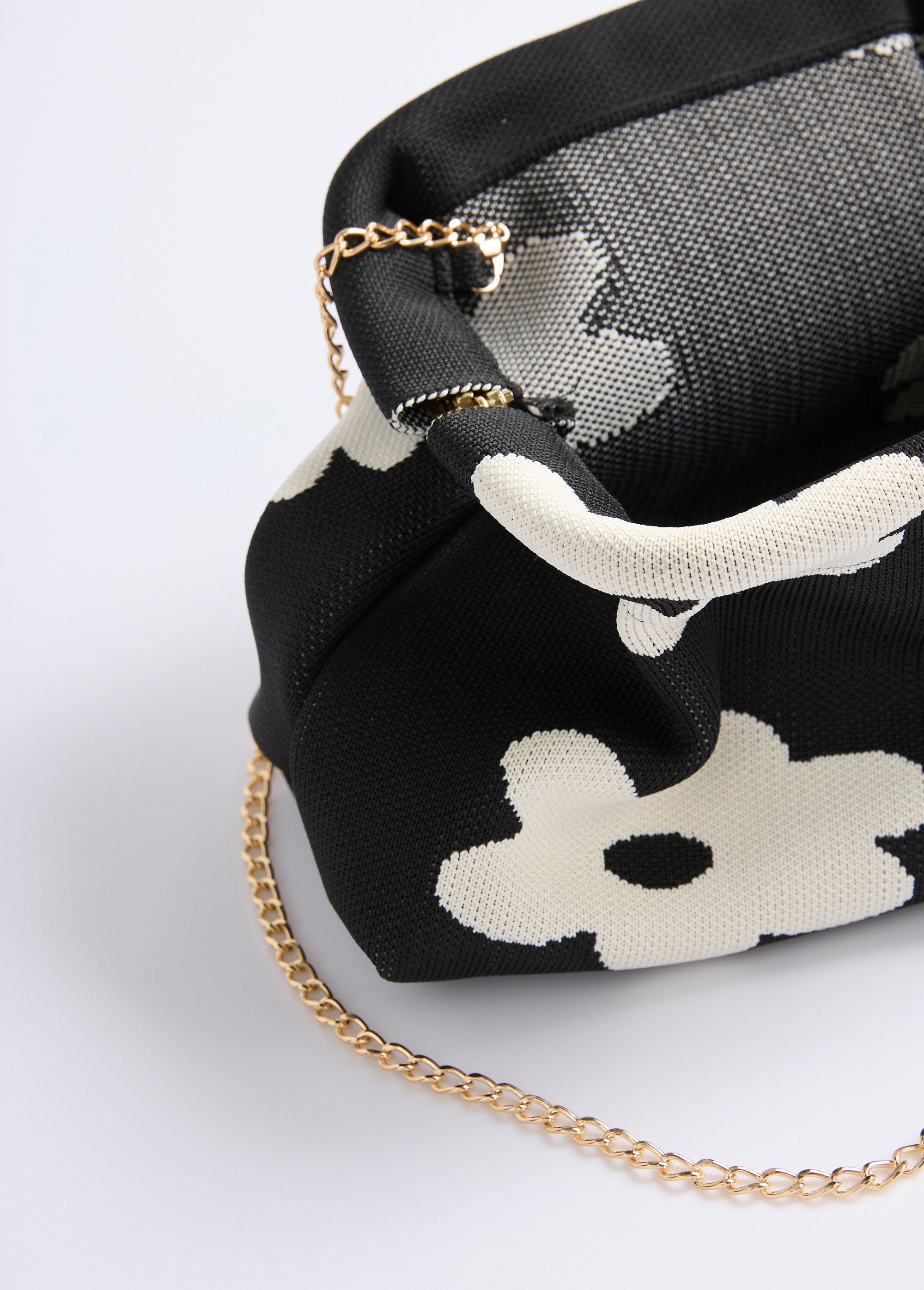 Bolso_de_malla,_cierre_rígido_y_cadena._En_blanco_y_negro_DE1_slim