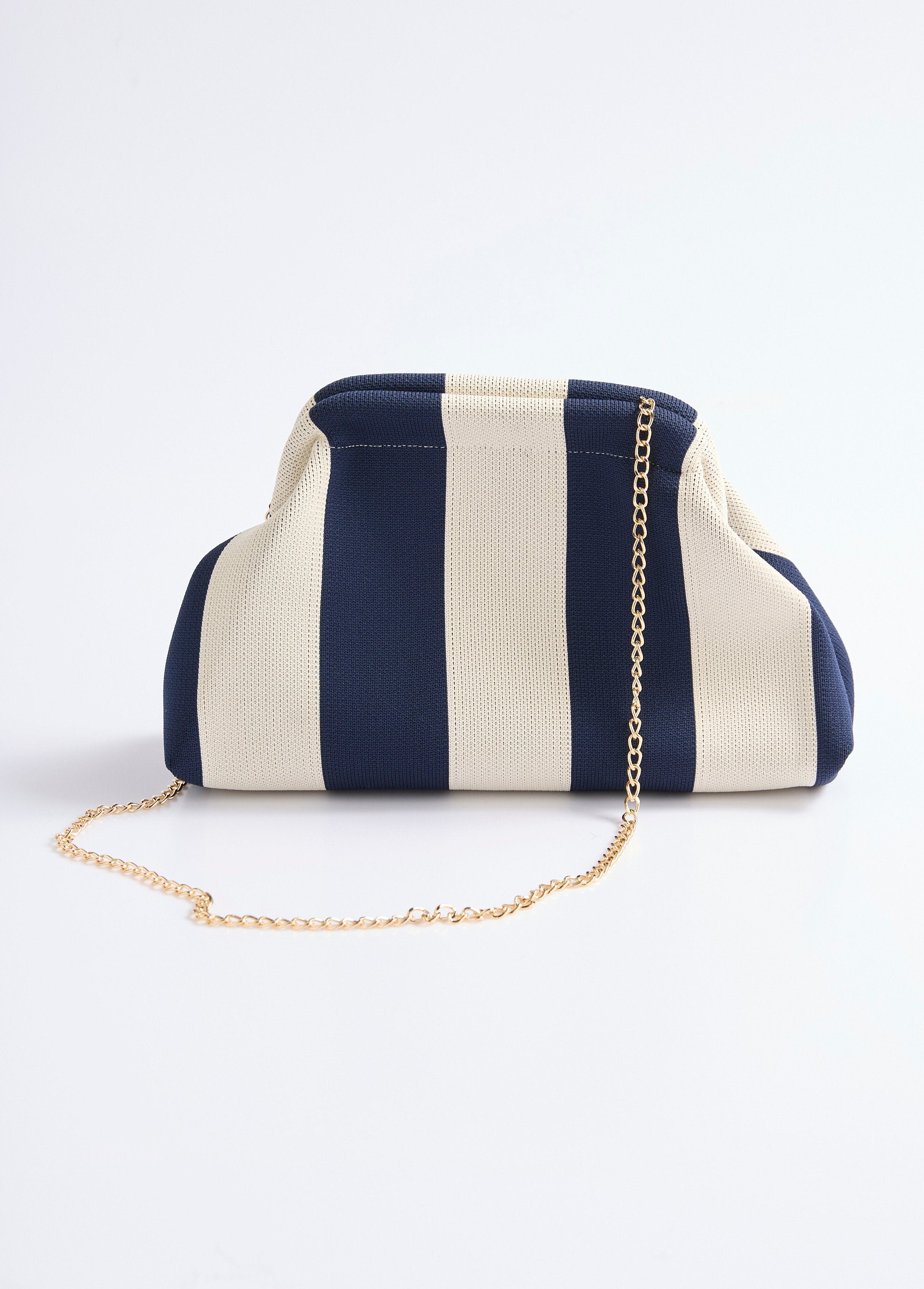 Bolso_de_malla_de_moda_con_cierre_rígido._Azul_marino_y_crudo_FA1_slim