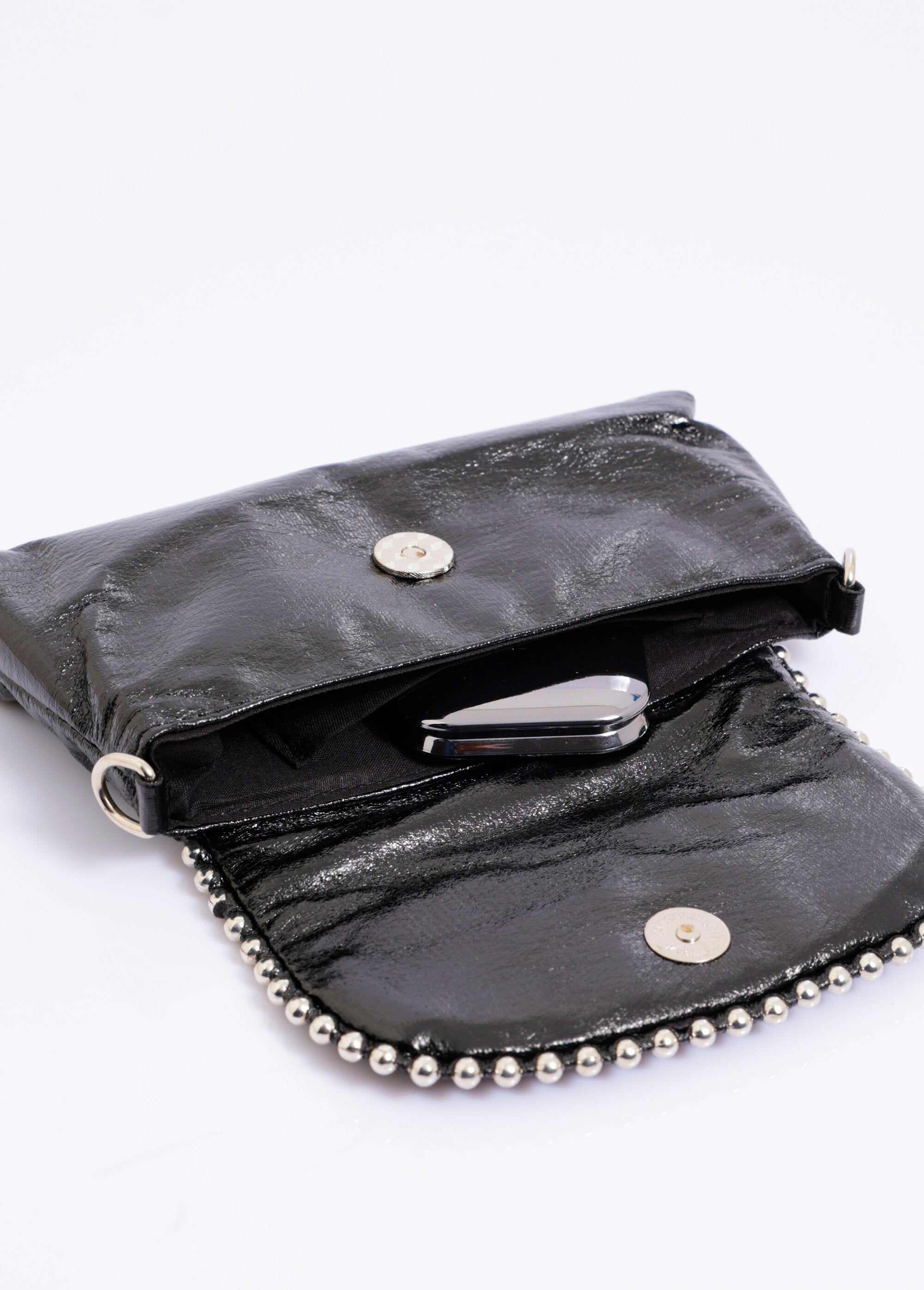 Bolso_de_mano_con_detalles_de_perlas_metálicas_Negro_DE1_slim