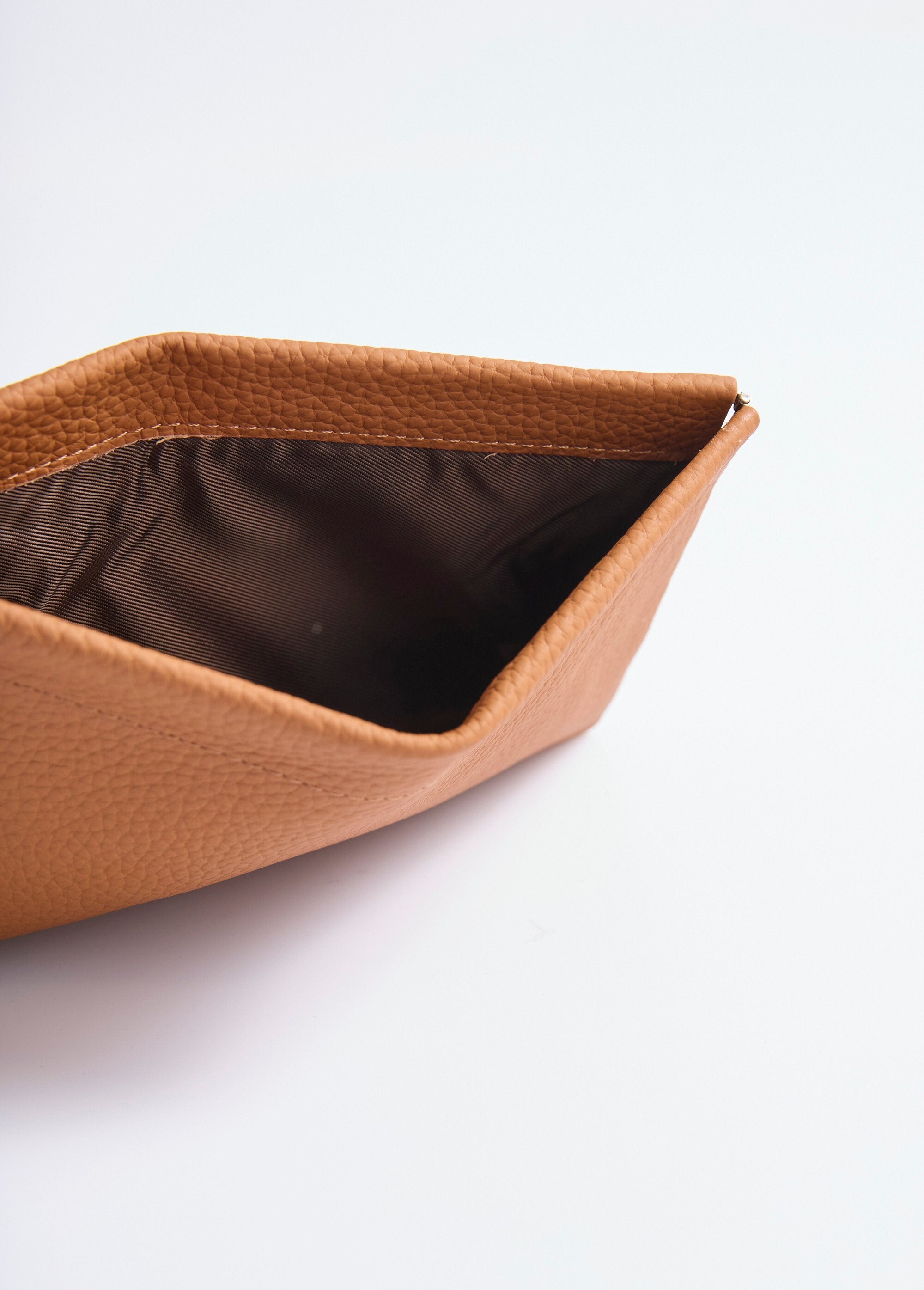 Pequeña_bolsa_de_cuero_con_cierre_rígido_camello_DE1_slim