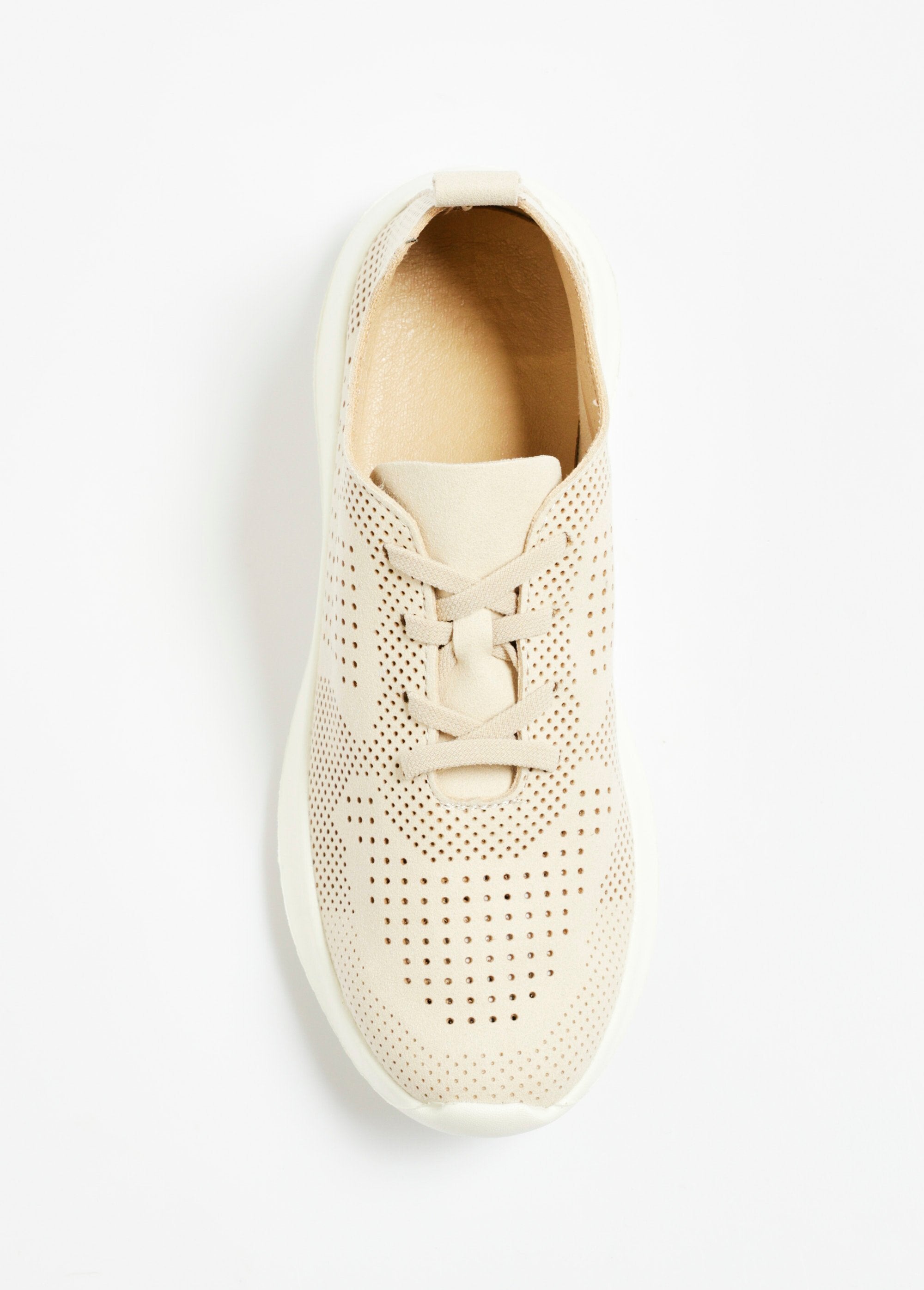 Zapatillas_deportivas_con_efecto_ante_perforado_y_cordones_Beige_OV1_slim