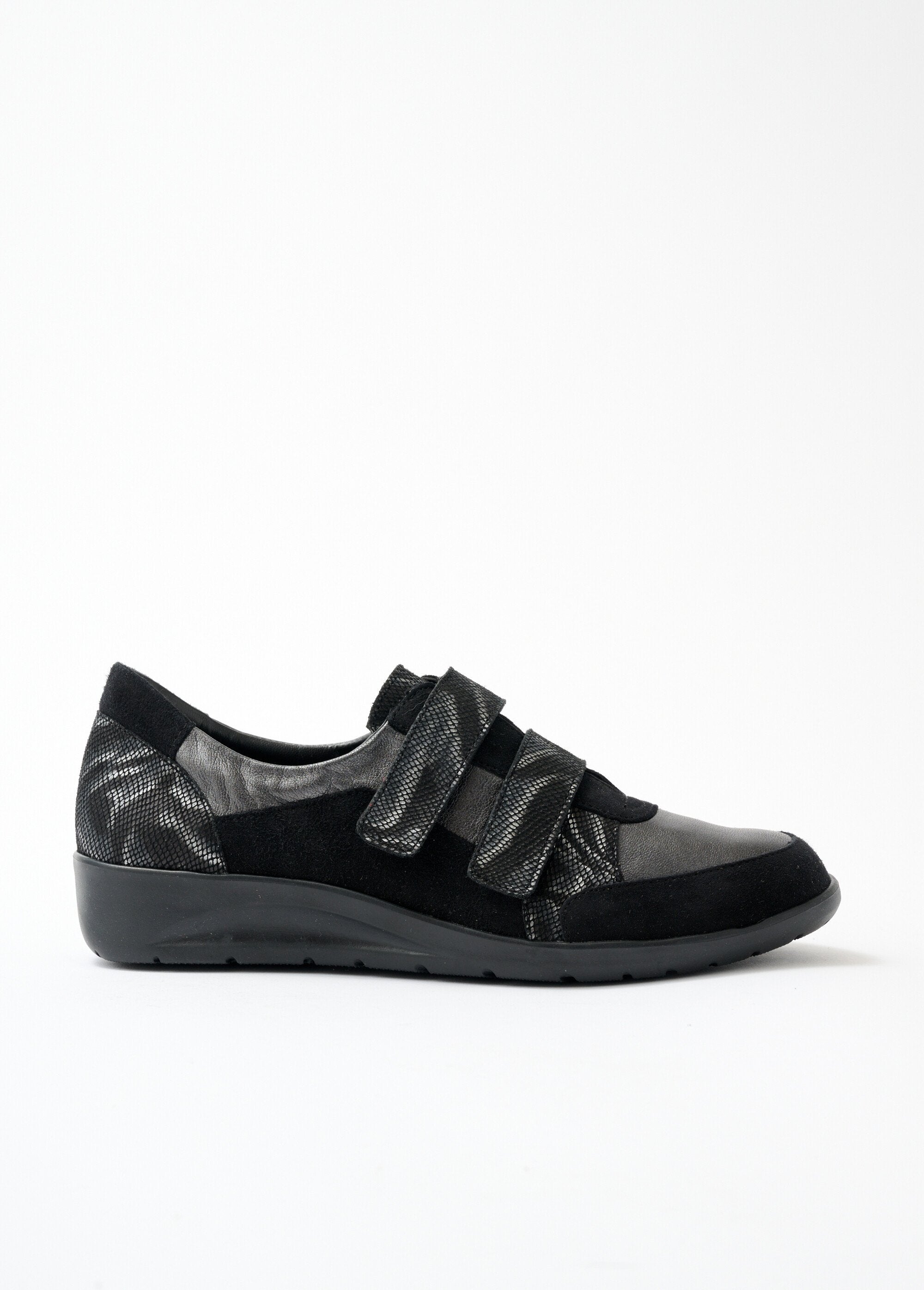 Cómodas_zapatillas_de_piel_con_velcro_ancho._Negro_DR1_slim