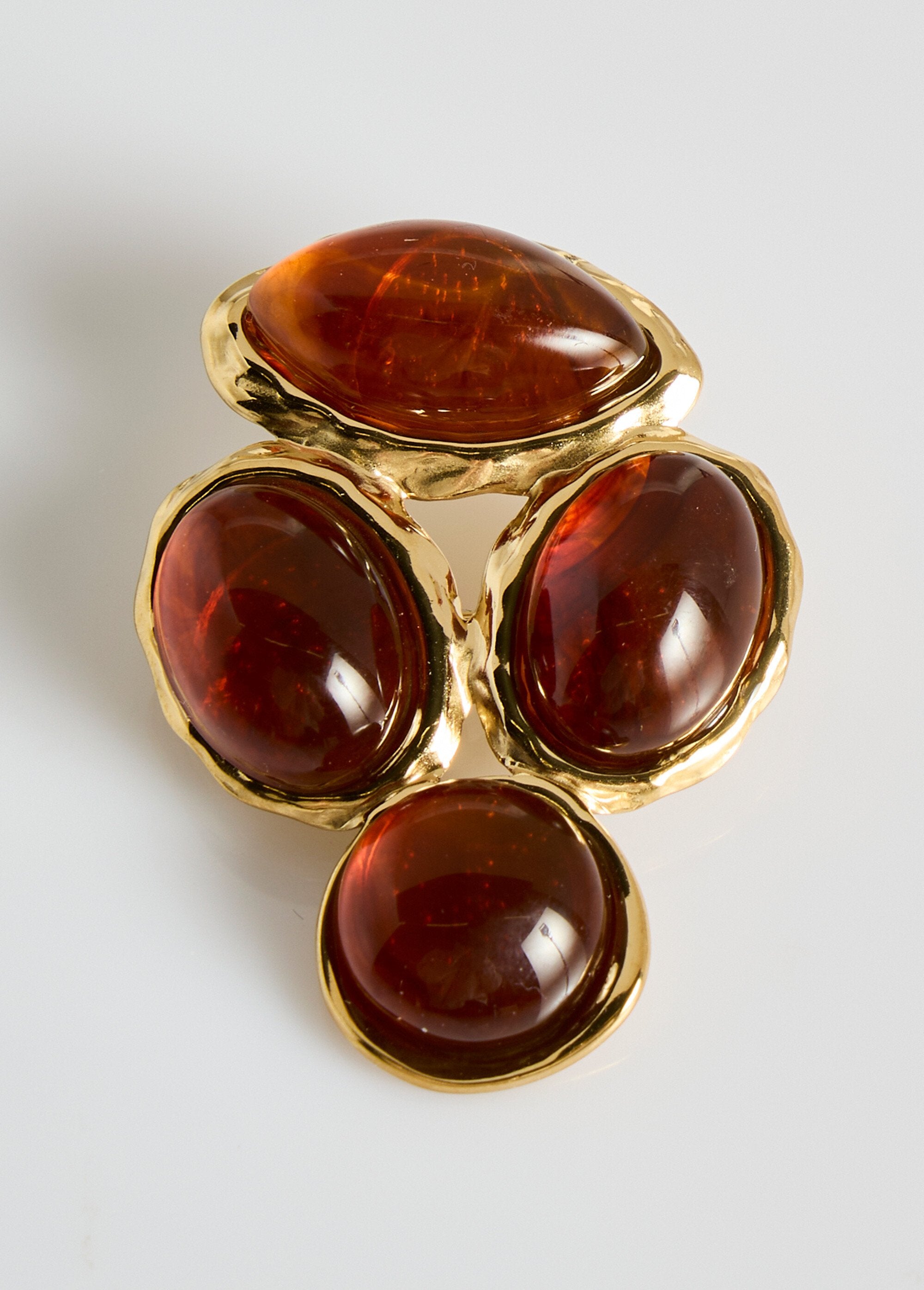 Broche_de_acero_inoxidable_con_cabujones_de_resina._Castaño_FA1_slim