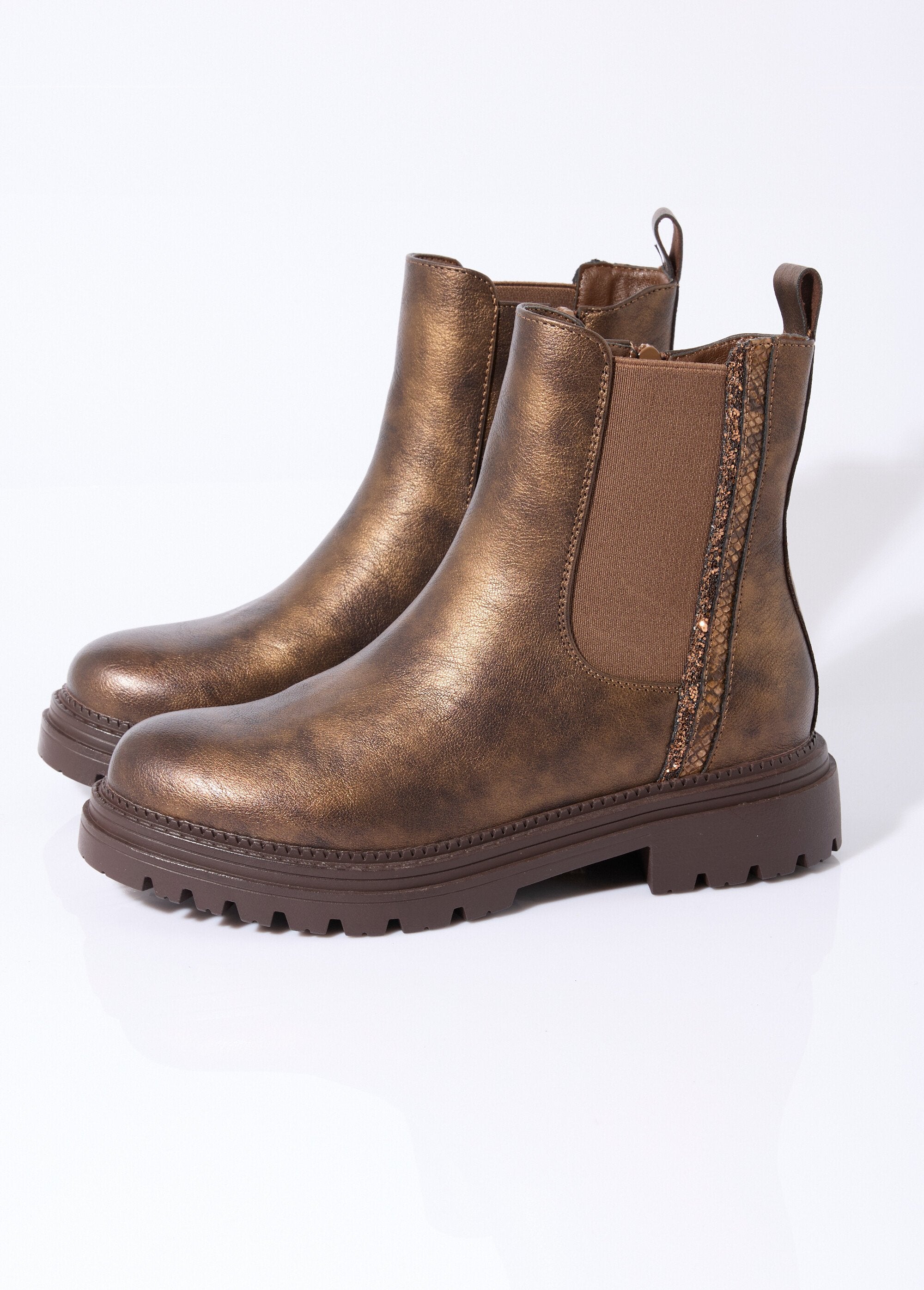 Botas_Chelsea_con_muescas_y_detalles_de_material_Bronce_DE1_slim