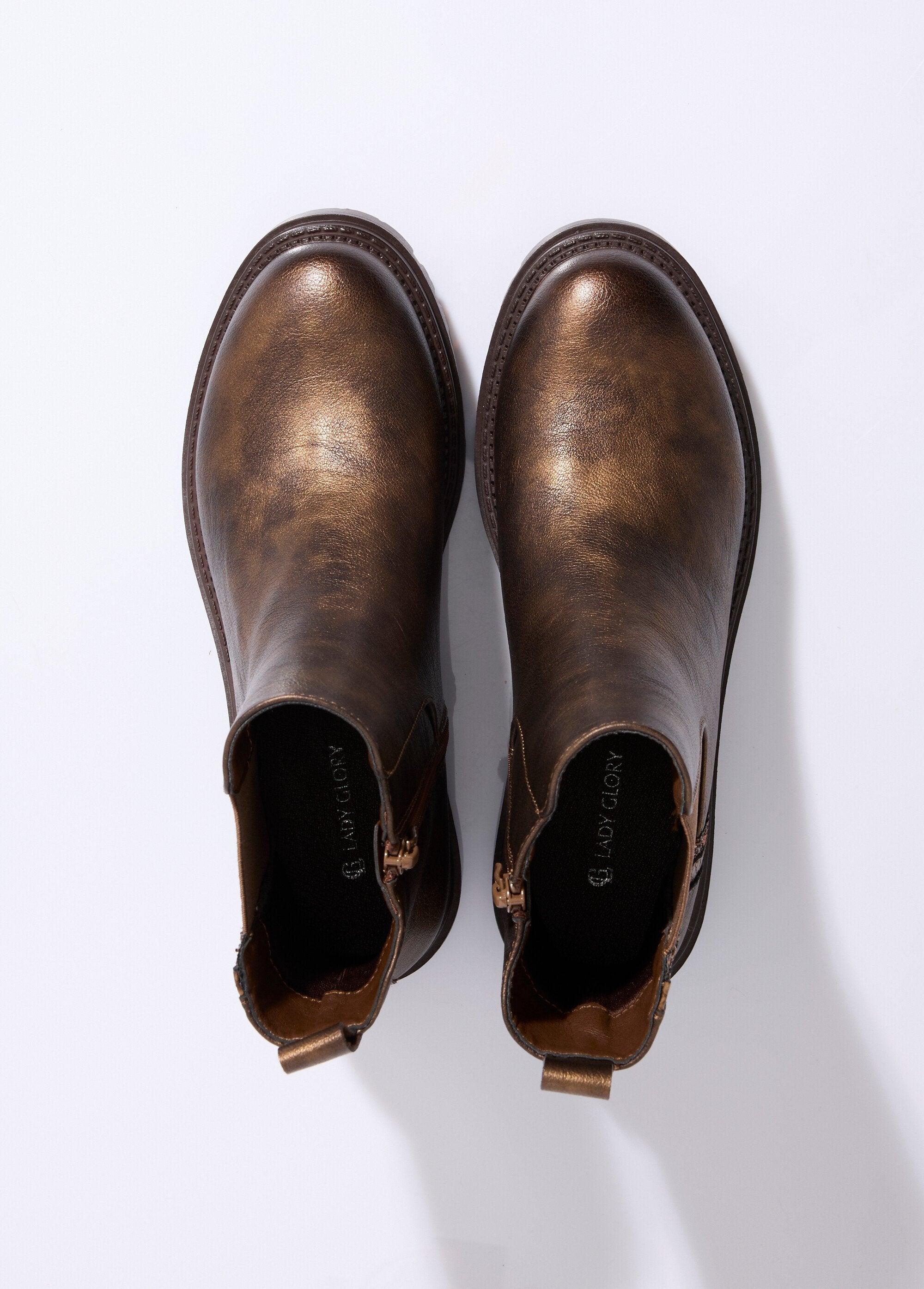 Botas_Chelsea_con_muescas_y_detalles_de_material_Bronce_OV1_slim