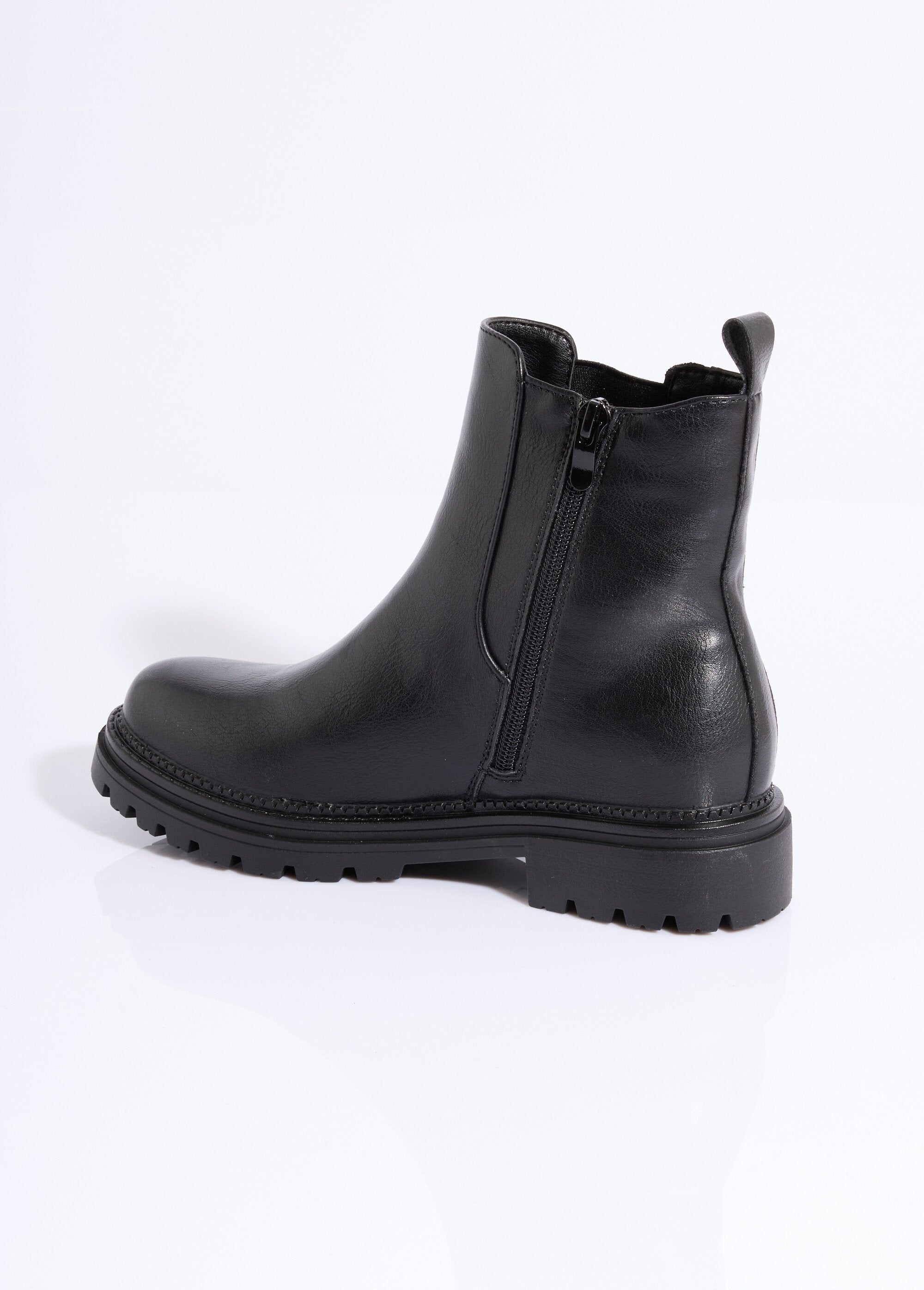 Botas_Chelsea_con_muescas_y_detalles_de_material_Negro_DO1_slim