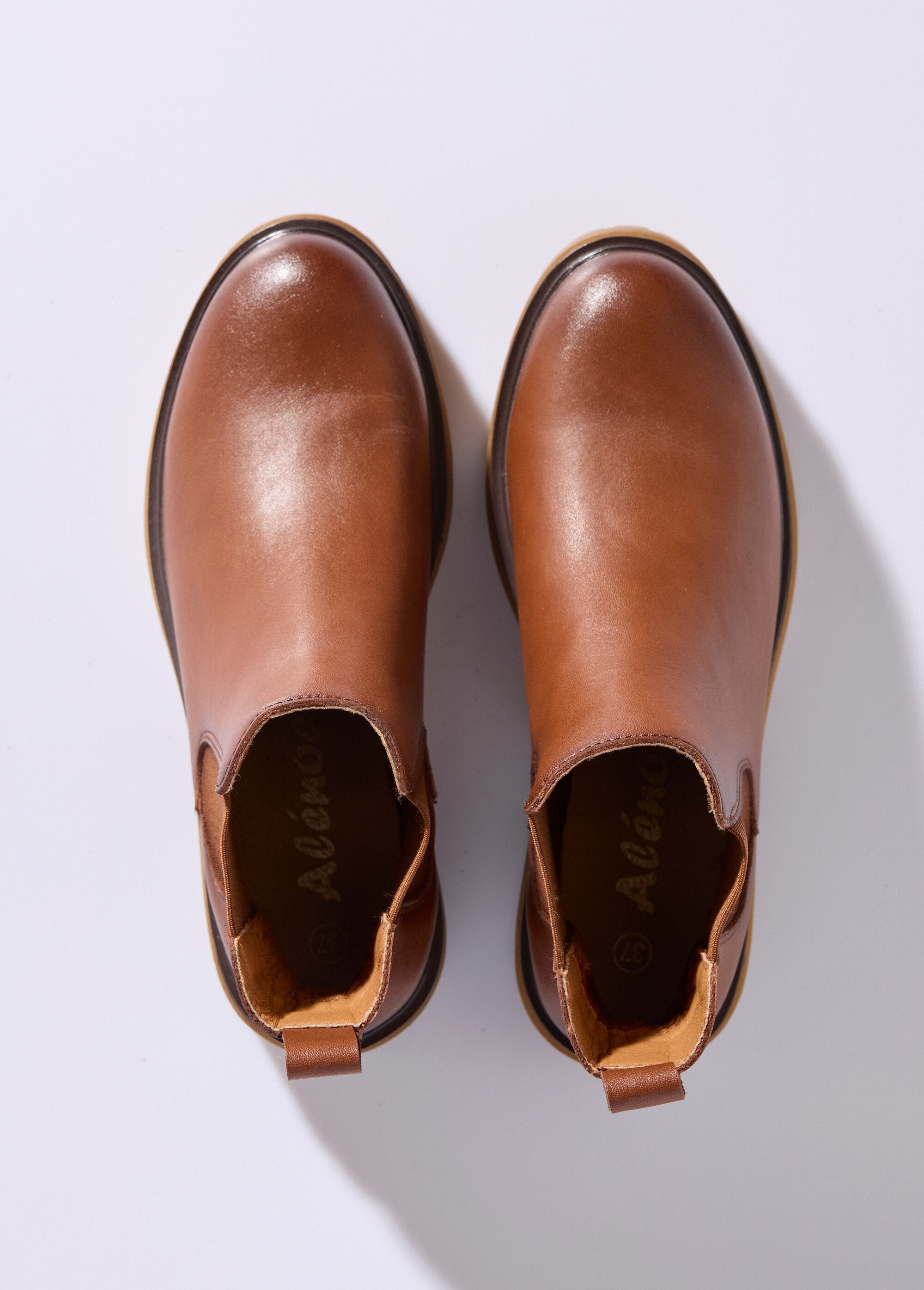Botas_Chelsea_de_piel_con_suela_gruesa_camello_OV1_slim