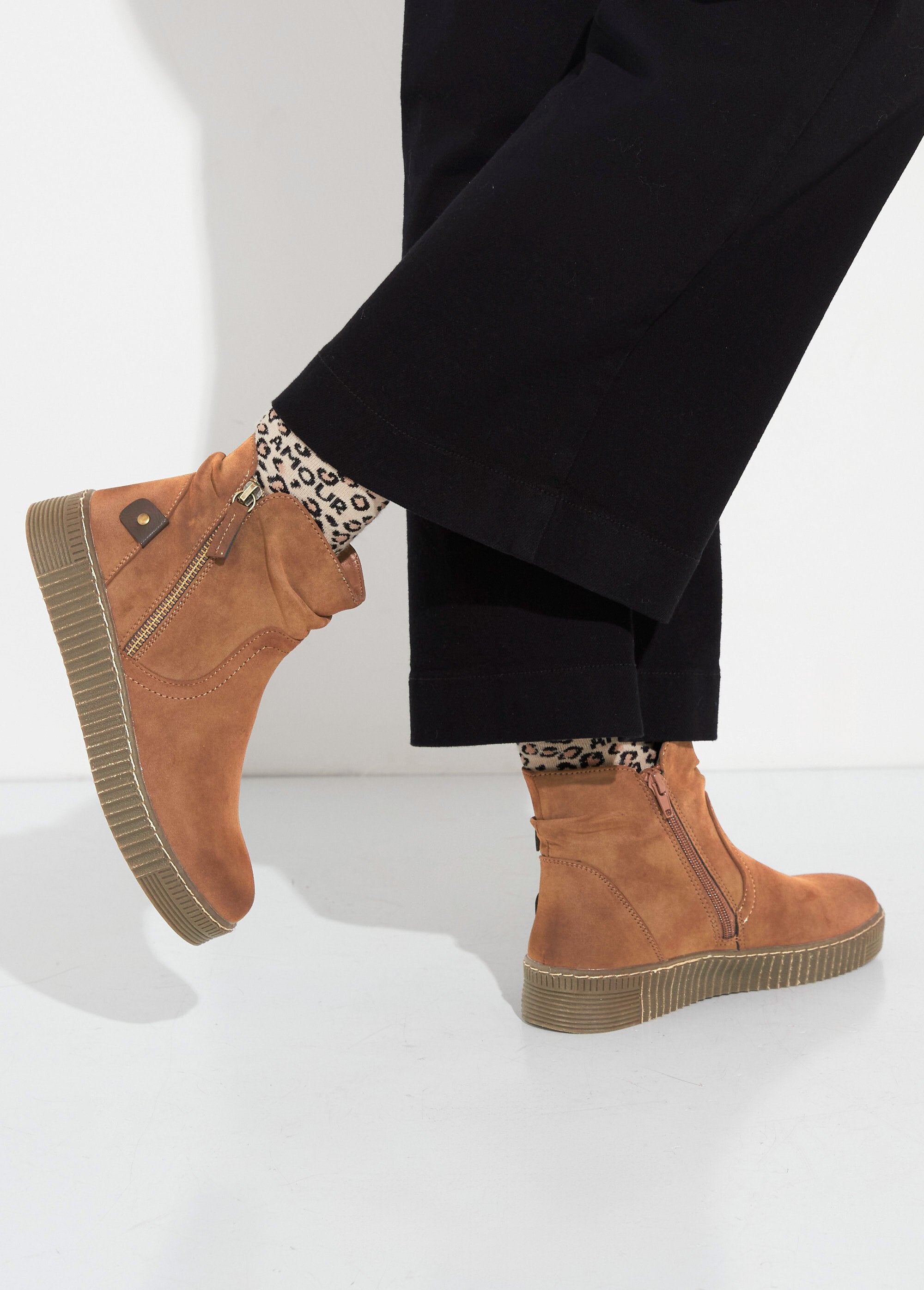 Botas_de_ante_con_suela_de_cuña_camello_SF1_slim