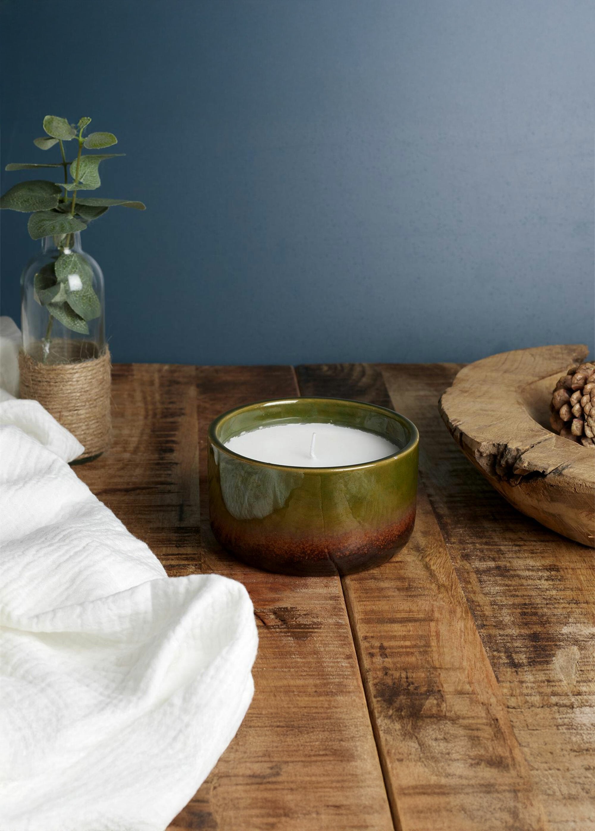 Vela_perfumada_de_cerámica,_12_cm_de_diámetro._Bosques_verdes_y_brumosos_SF1_slim