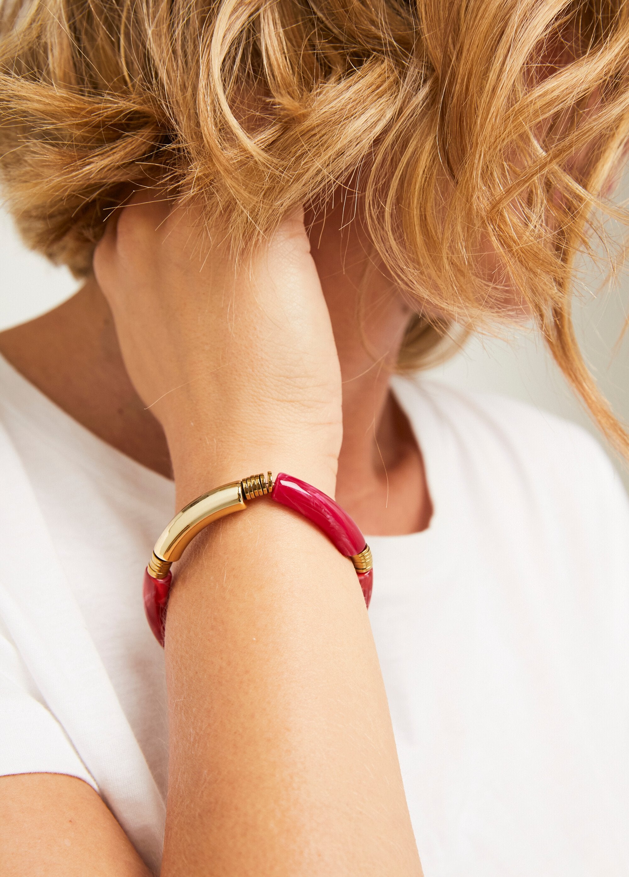 Pulsera_de_perlas_de_fantasía_y_oro_Fuchsia_FA1_slim