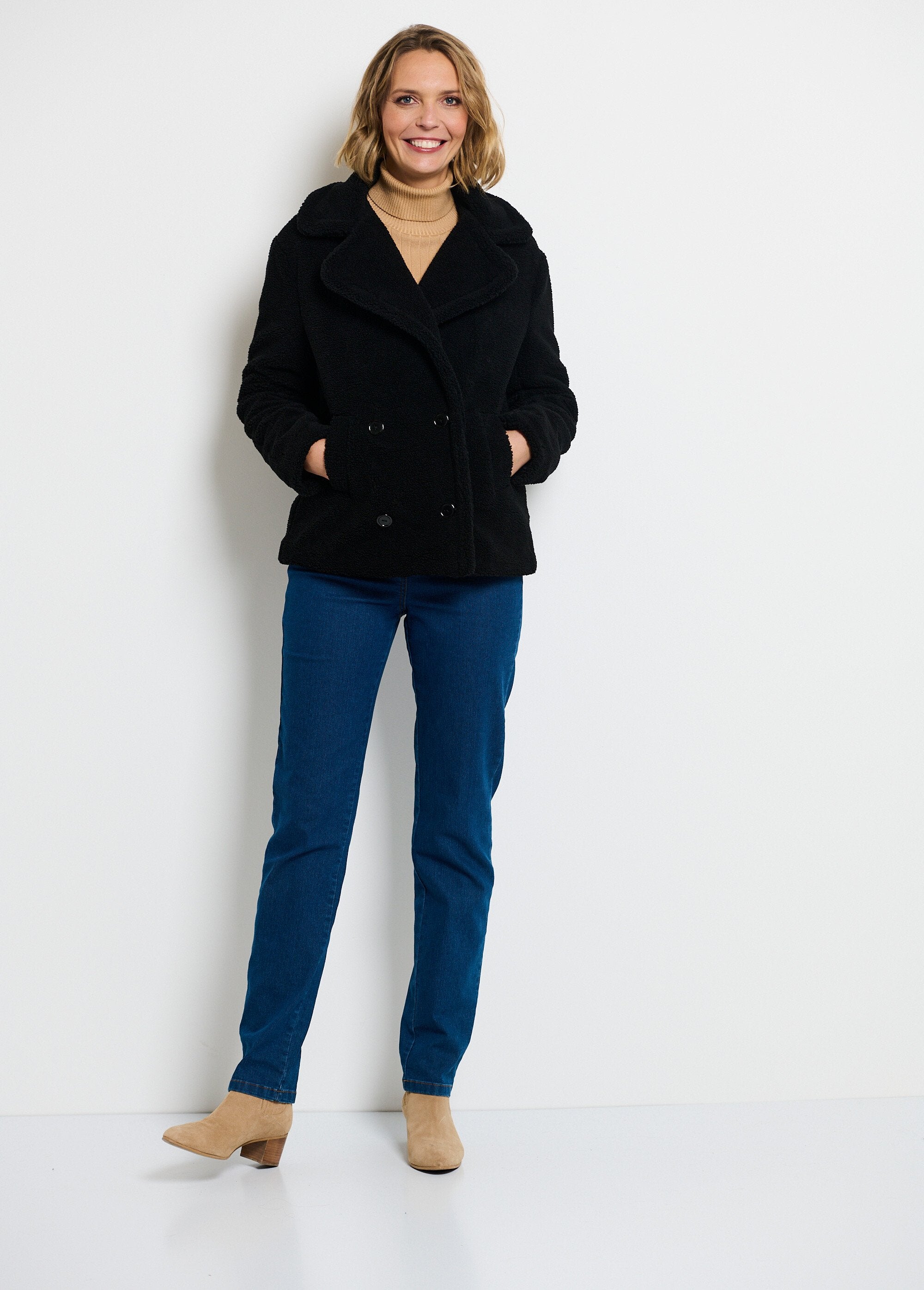 Abrigo_corto_y_cálido_con_efecto_afelpado_Negro_SF1_slim