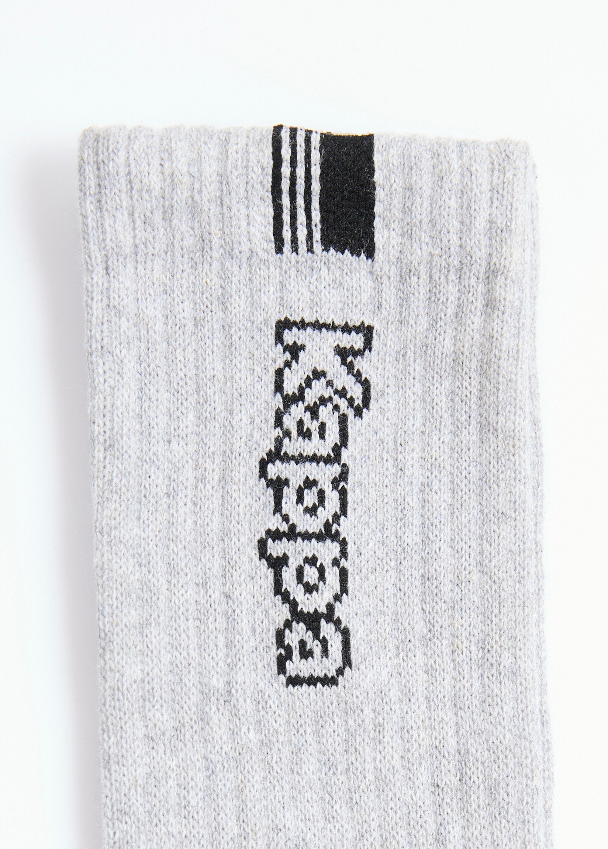 Calcetines_deportivos_de_canalé_surtidos_Blanco_y_gris_y_negro_DE3_slim