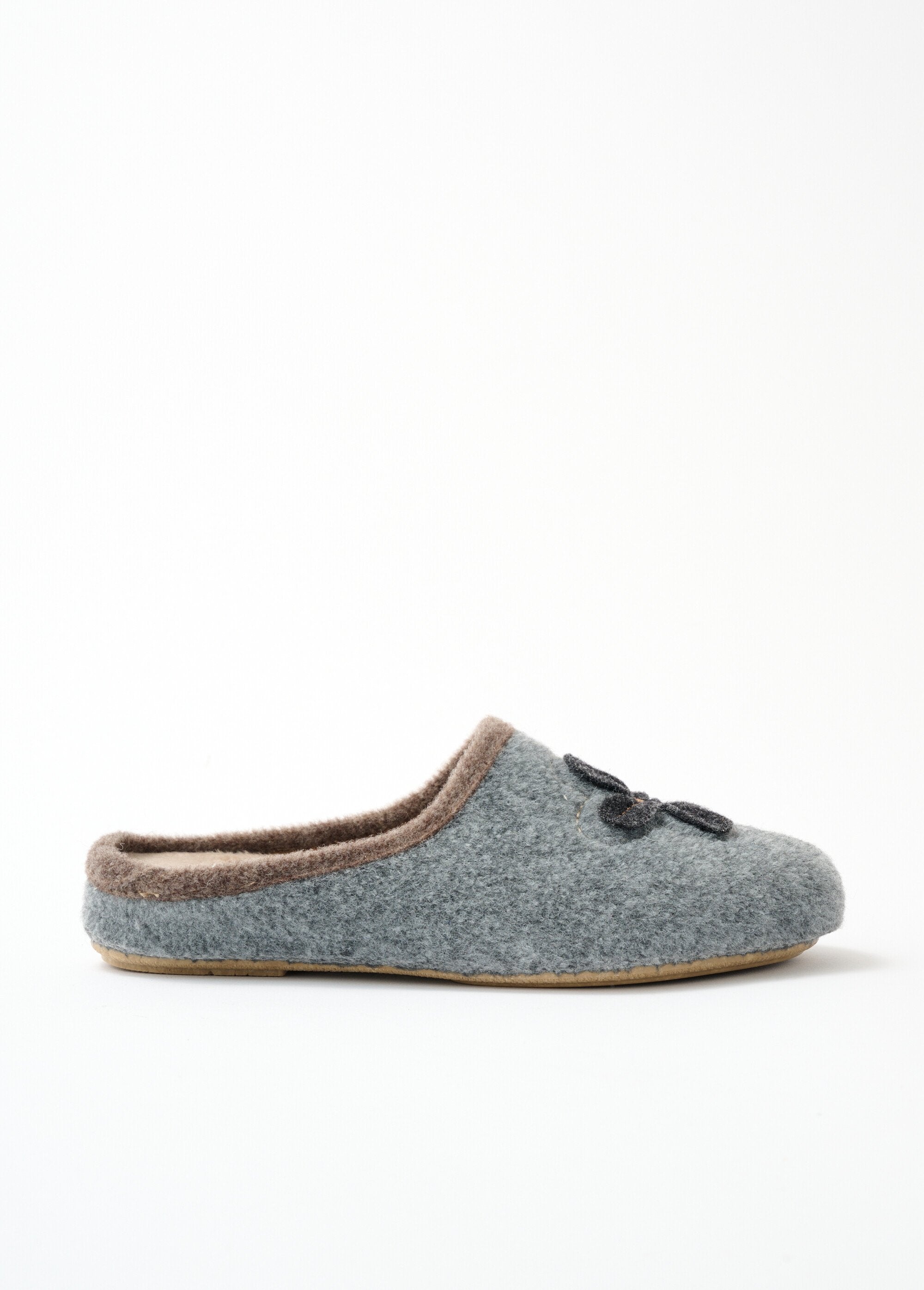 Pantuflas_tipo_mule_con_cuña_ancha_y_confort_Gris_DR1_slim