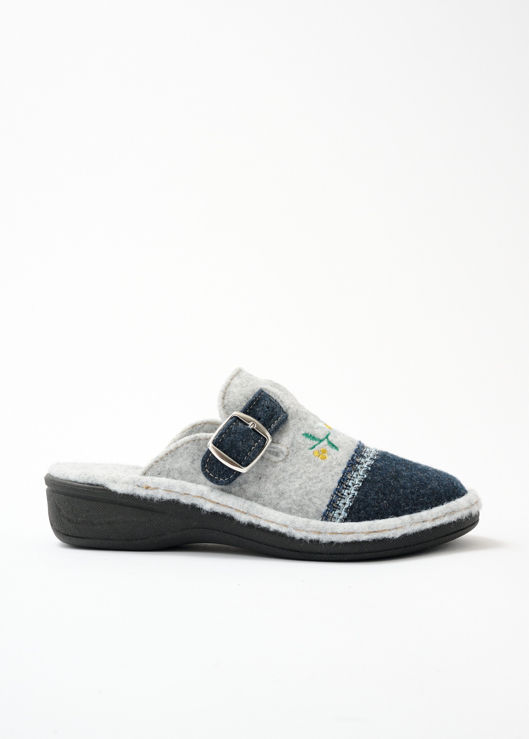 Pantuflas_tipo_zueco_con_bordado_de_ancho_cómodo_Gris_y_azul_marino_DR1_slim