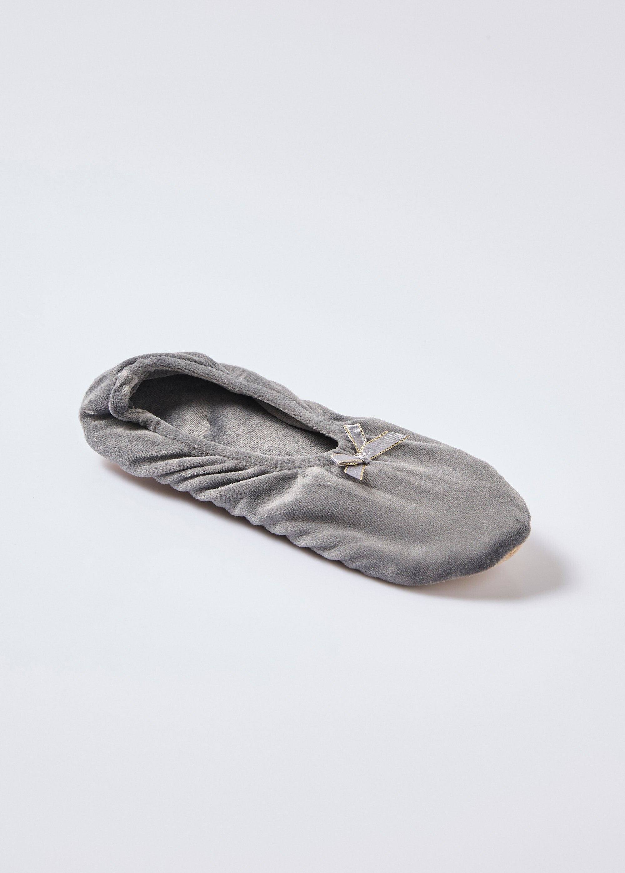 Zapatillas_estilo_bailarina_de_terciopelo_Gris_FA1_slim
