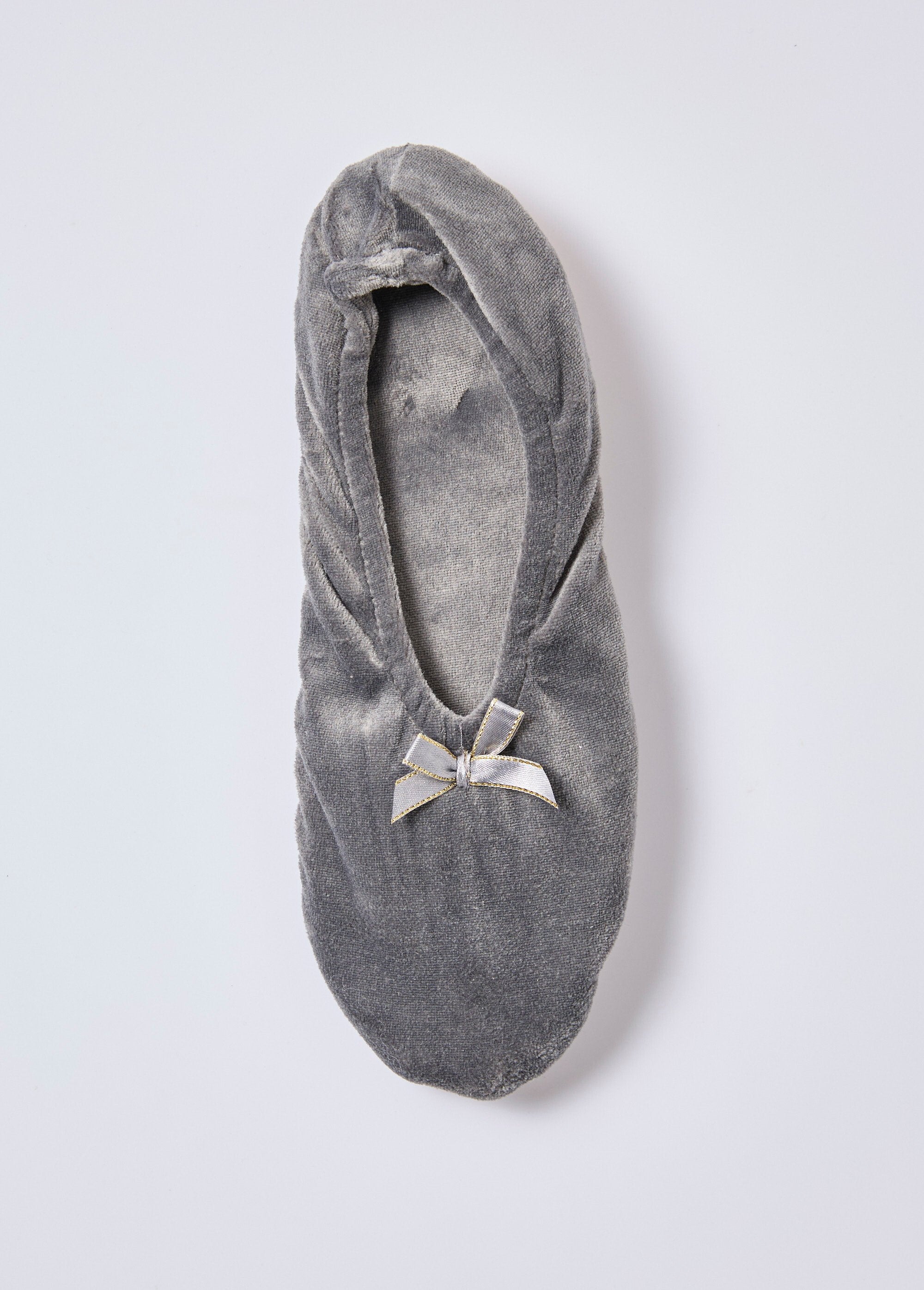 Zapatillas_estilo_bailarina_de_terciopelo_Gris_OV1_slim