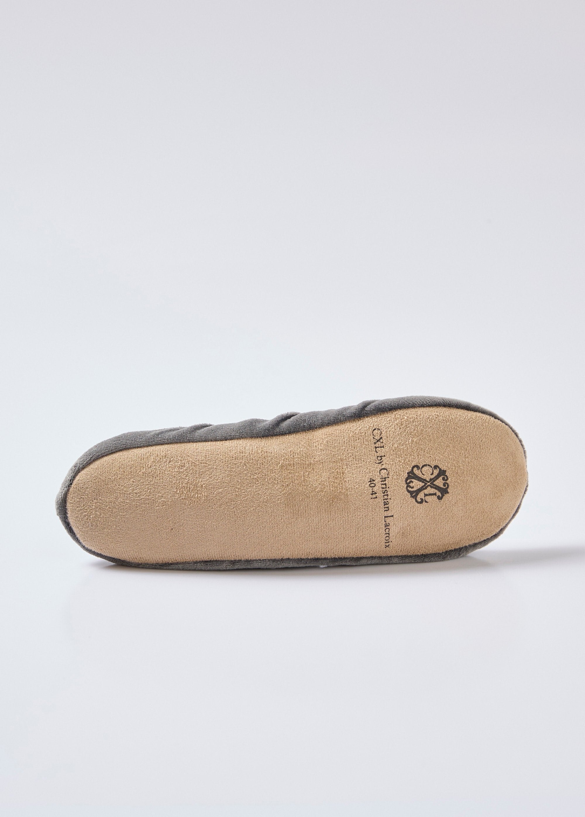 Zapatillas_estilo_bailarina_de_terciopelo_Gris_UN1_slim
