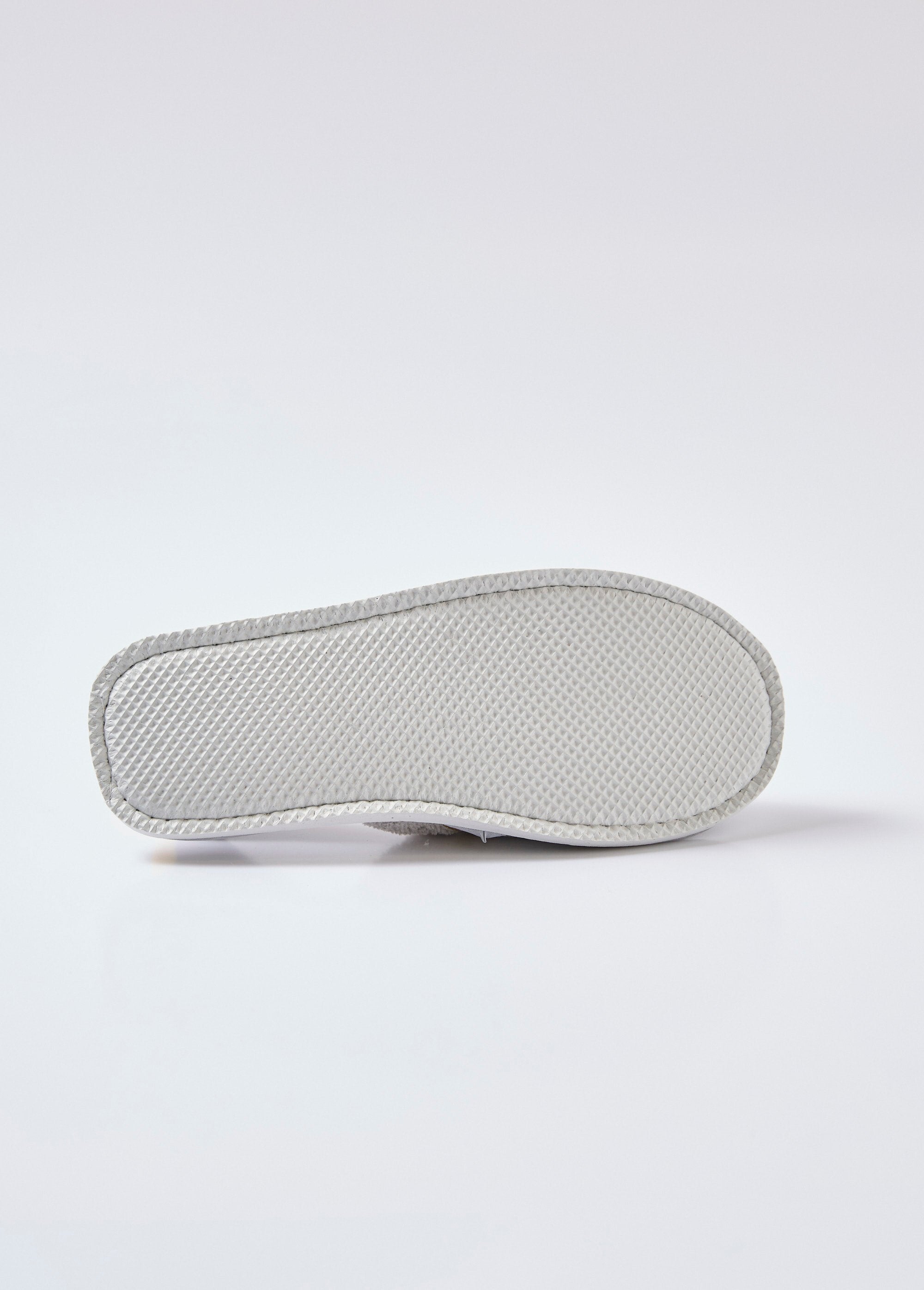 Zapatillas_estilo_mule,_líneas_en_contraste_Gris_UN1_slim