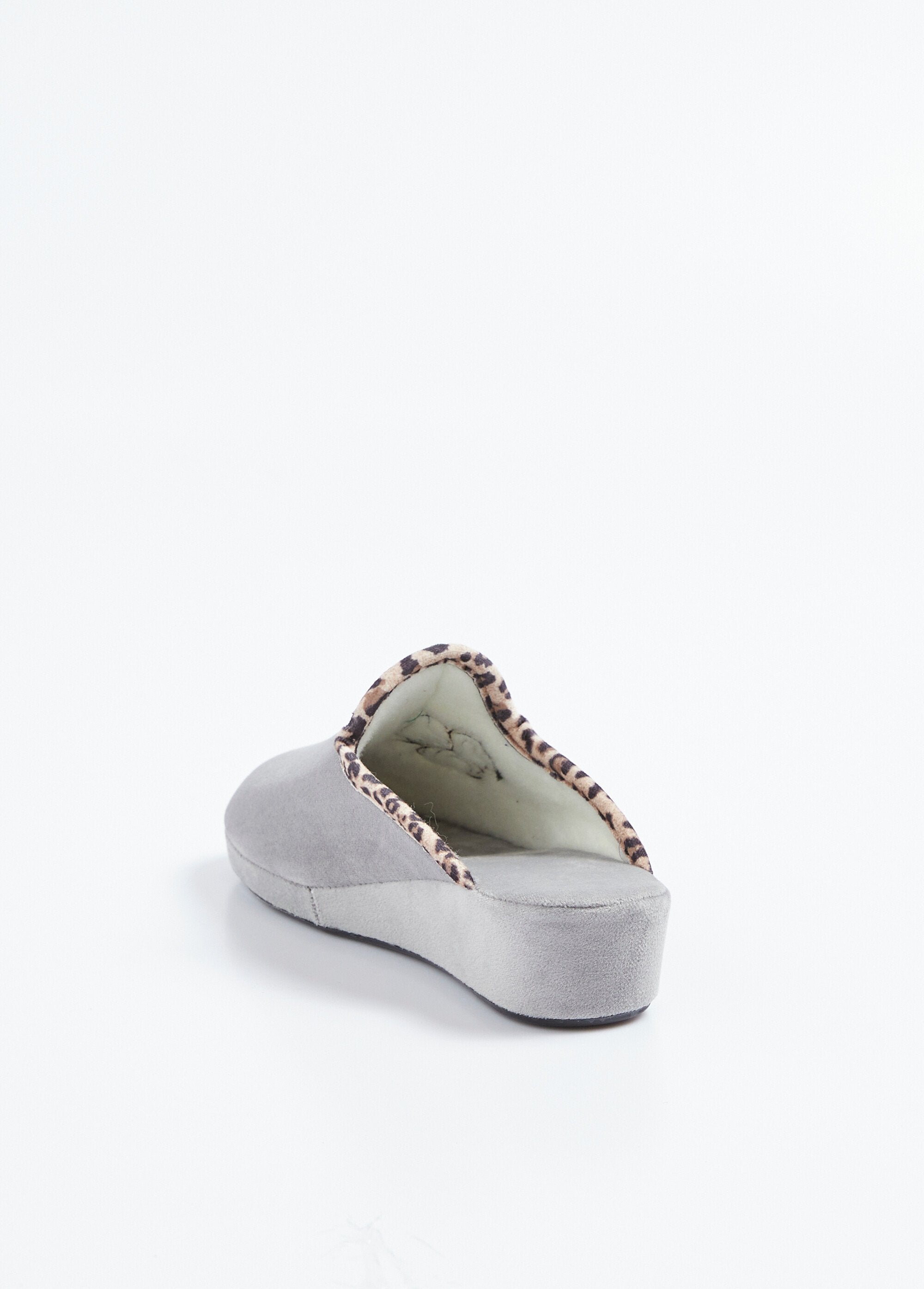 Pantuflas_tipo_mule_de_ancho_cómodo_en_tejido_aterciopelado_Gris_DO1_slim
