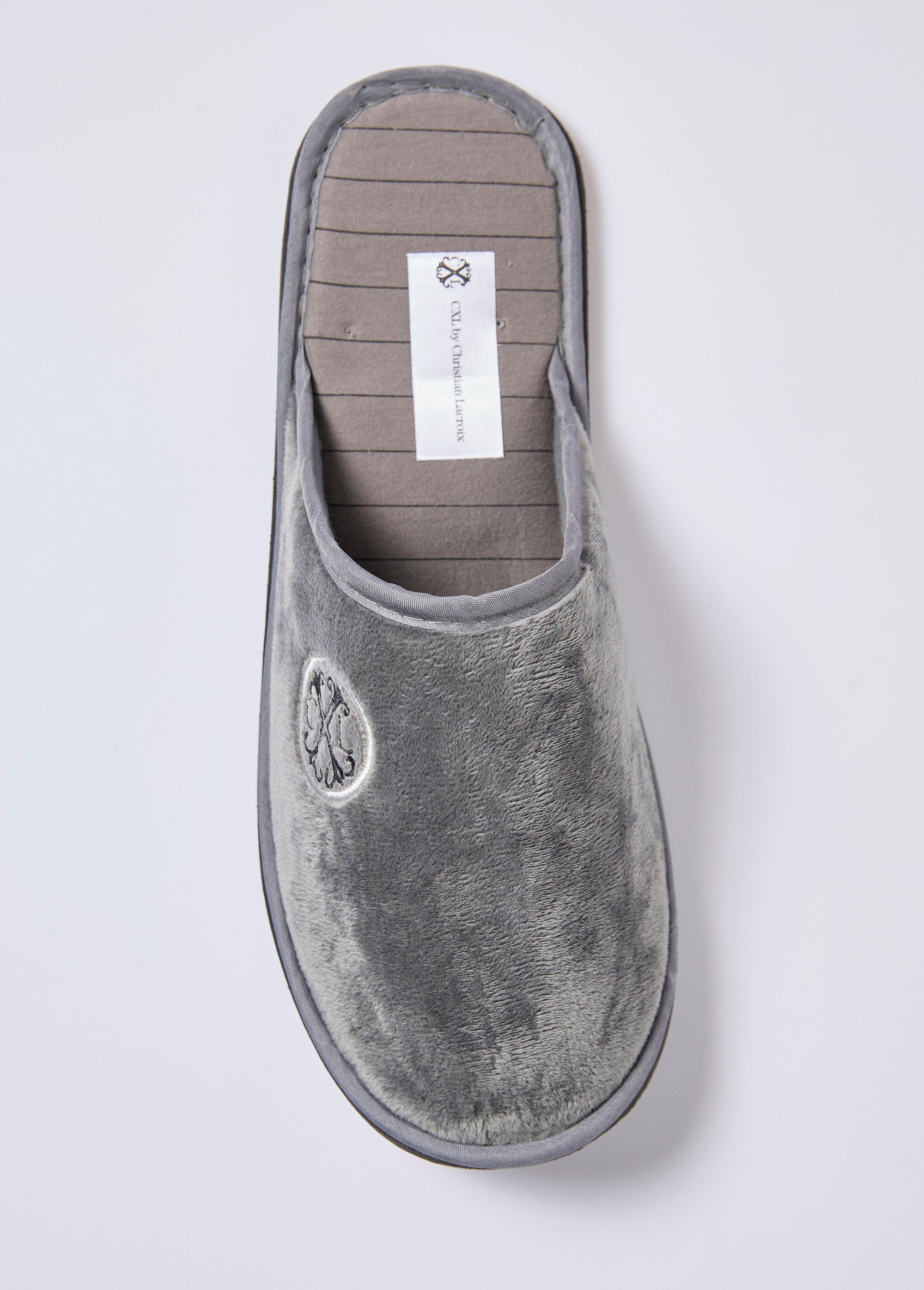 Zapatillas_tipo_mule_con_logotipo_bordado_Gris_OV1_slim