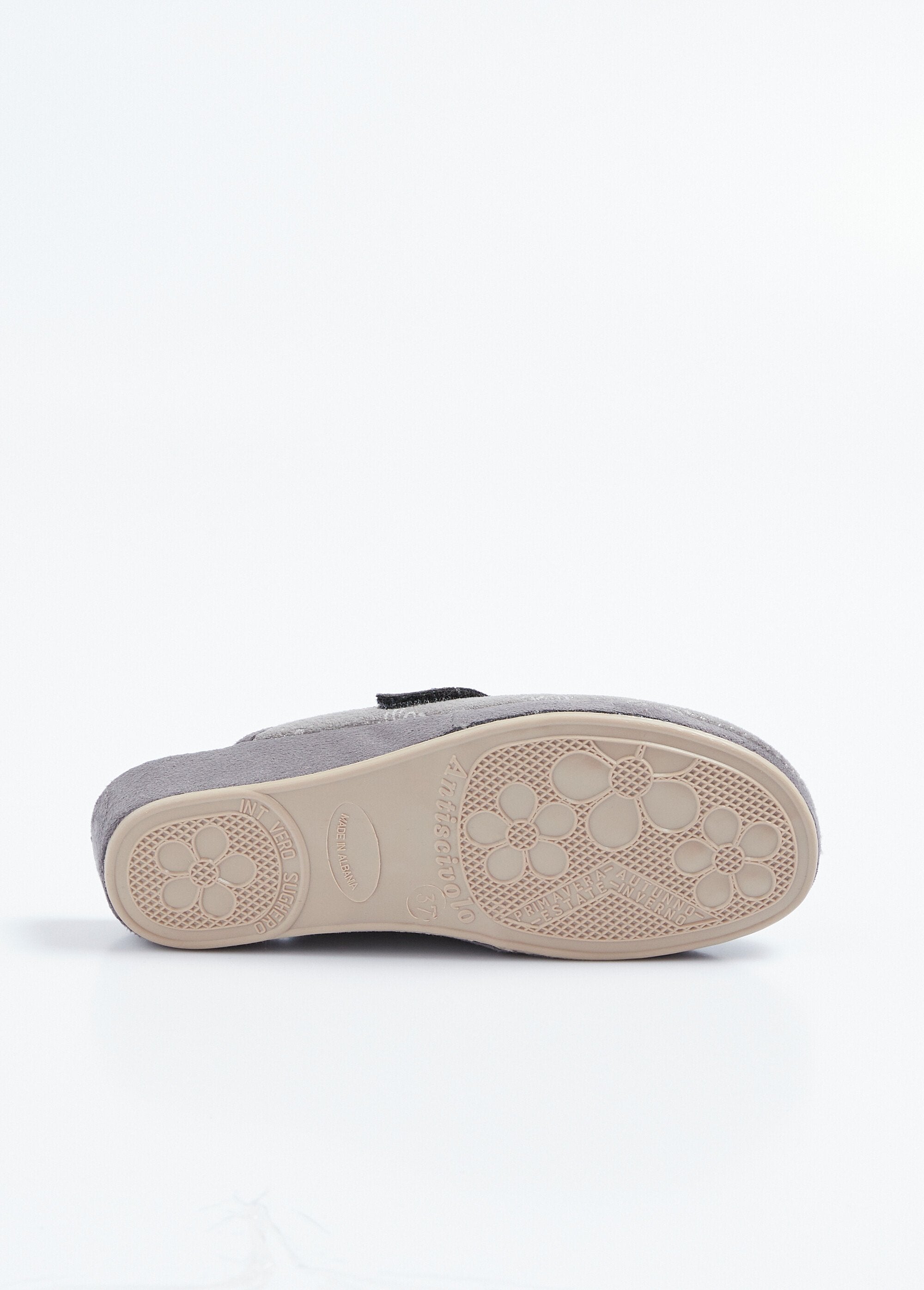 Pantuflas_tipo_mule_con_velcro_y_ancho_cómodo_Gris_UN1_slim
