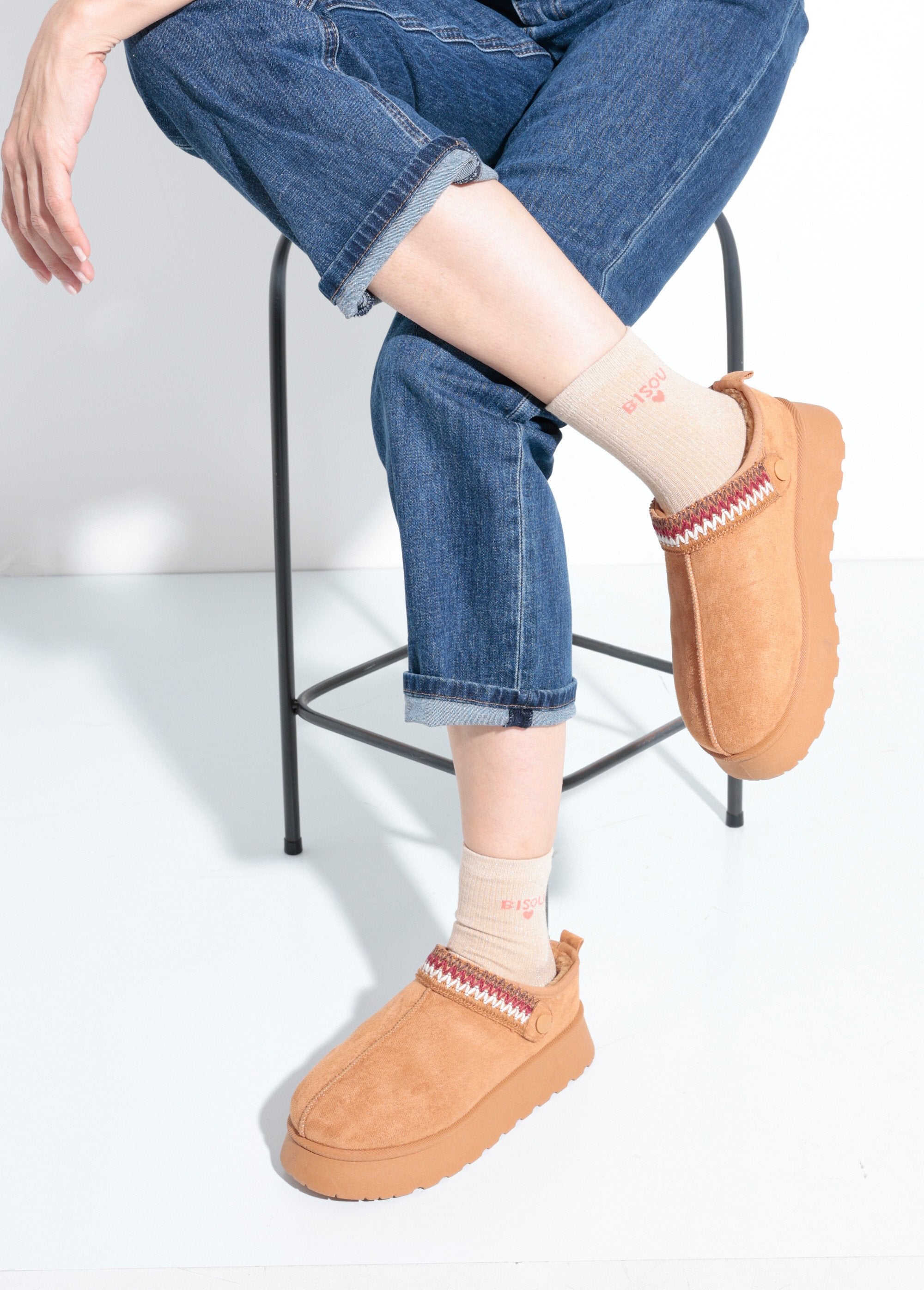 Mules_de_cuña_forrados_de_piel_con_tira_de_fantasía_camello_SF1_slim