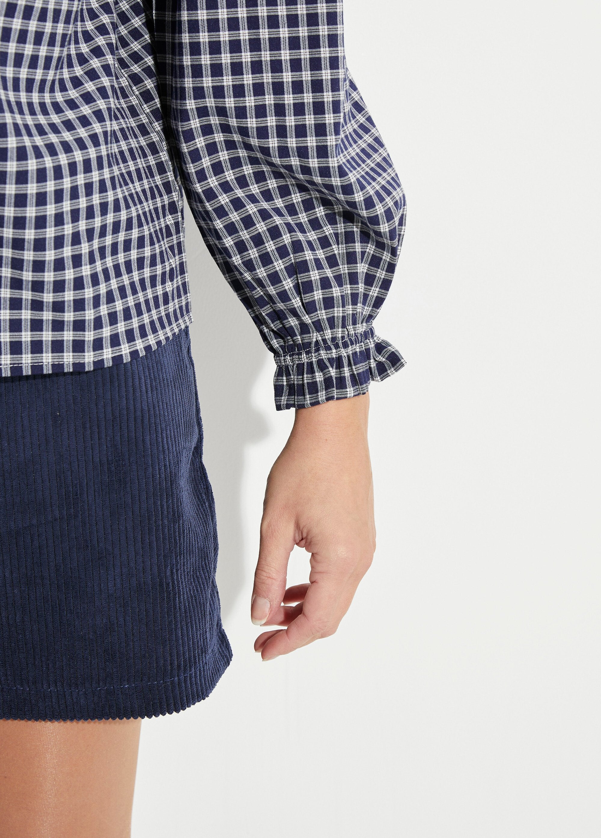 Blusa_de_cuadros_con_cuello_y_puños_plisados_Marina_DE2_slim