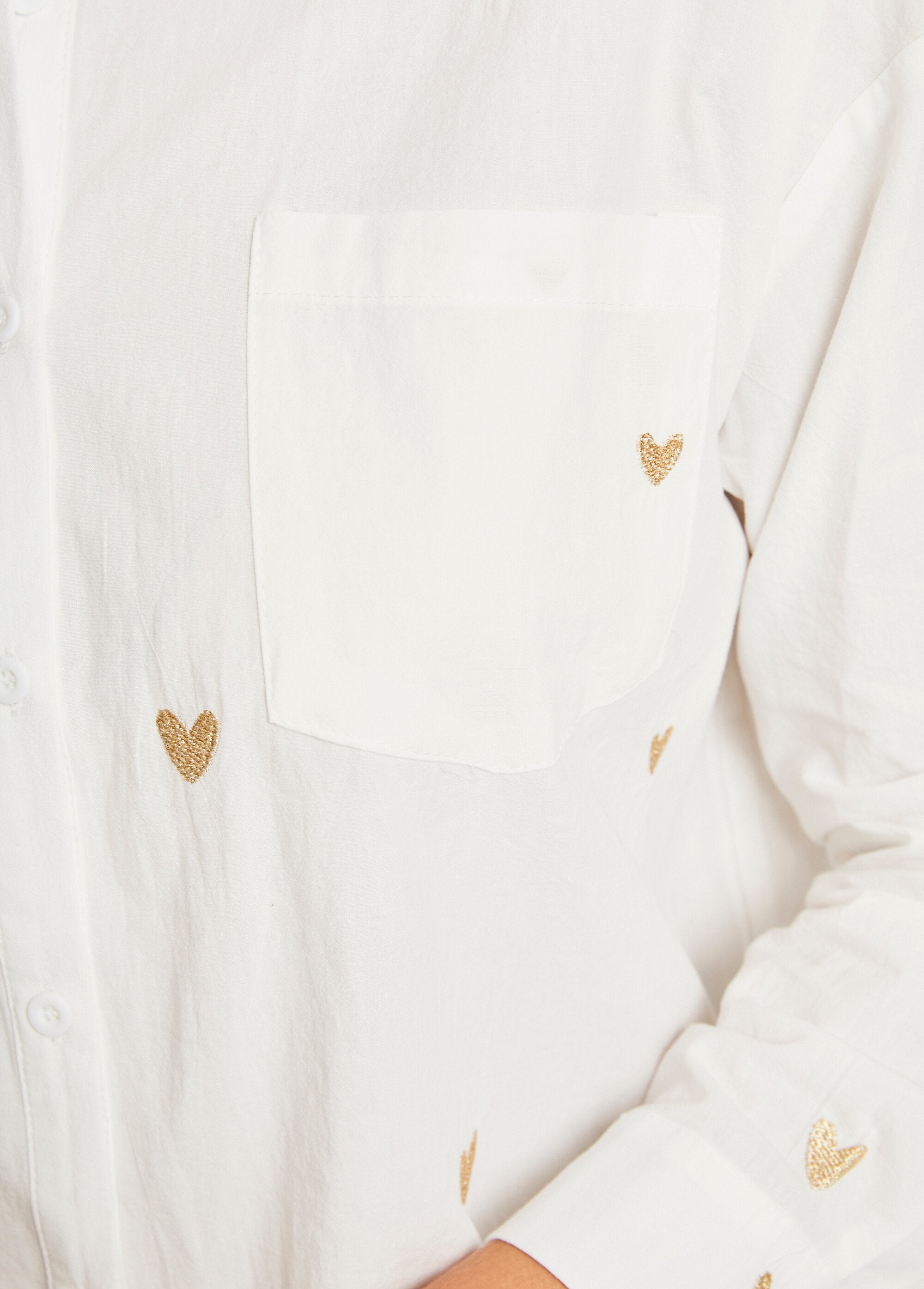 Blusa_con_bordado_corazones_dorados_Blanc_DE3_slim