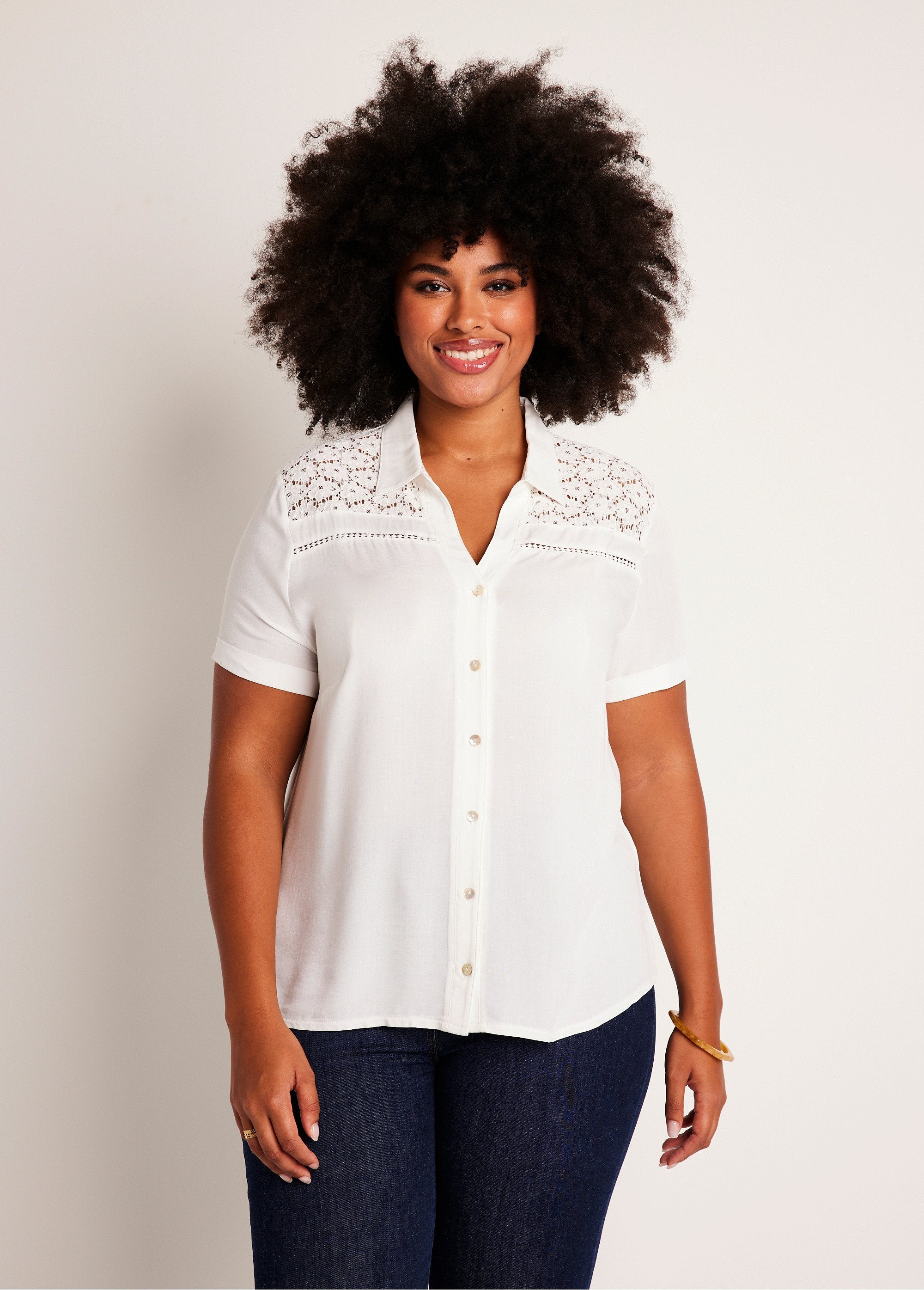 Blusa_abotonada_encaje_y_calado_Crudo_FA1_curvy