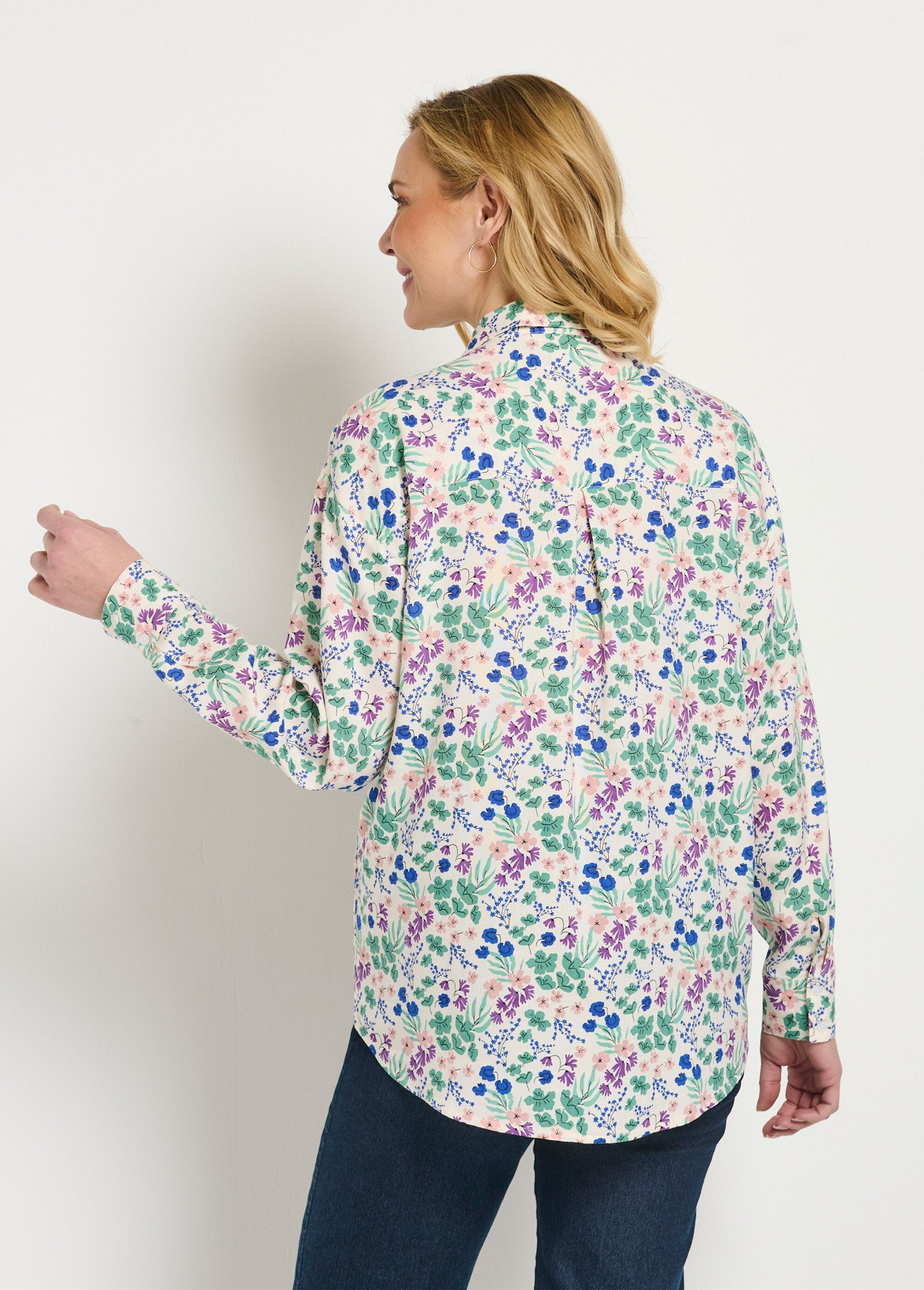 Blusa_larga_fluida_con_estampado_floral_y_botones_verde_y_blanco_DO1_slim