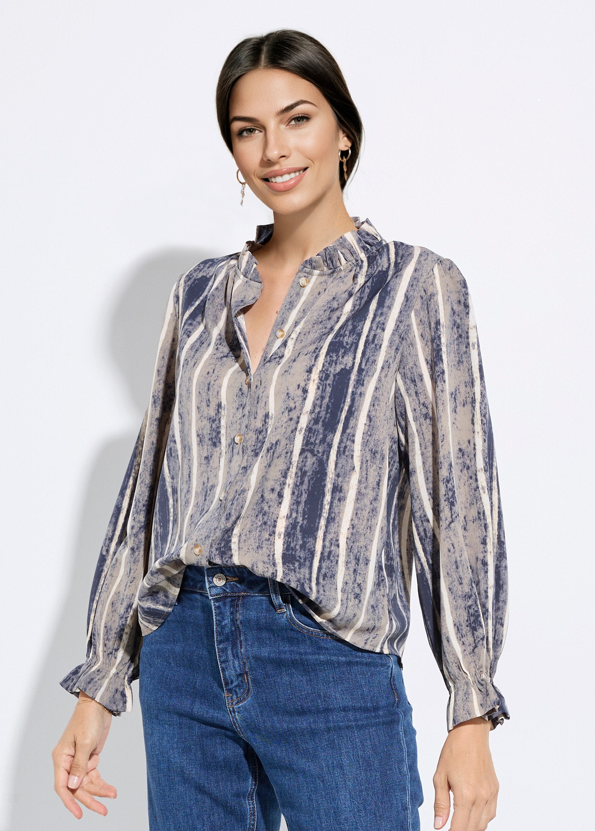 Blusa_plisada_de_cuello_alto_con_estampado_de_rayas_Gris_y_crudo_FA1_slim