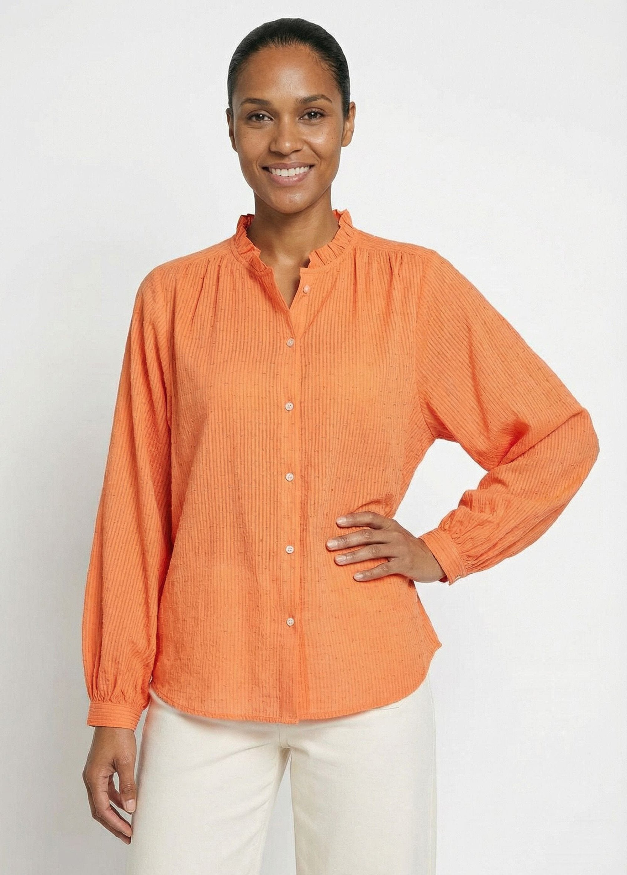Blusa_con_cuello_con_volantes_de_algodón_plumeti_a_rayas_naranja_FA1_slim