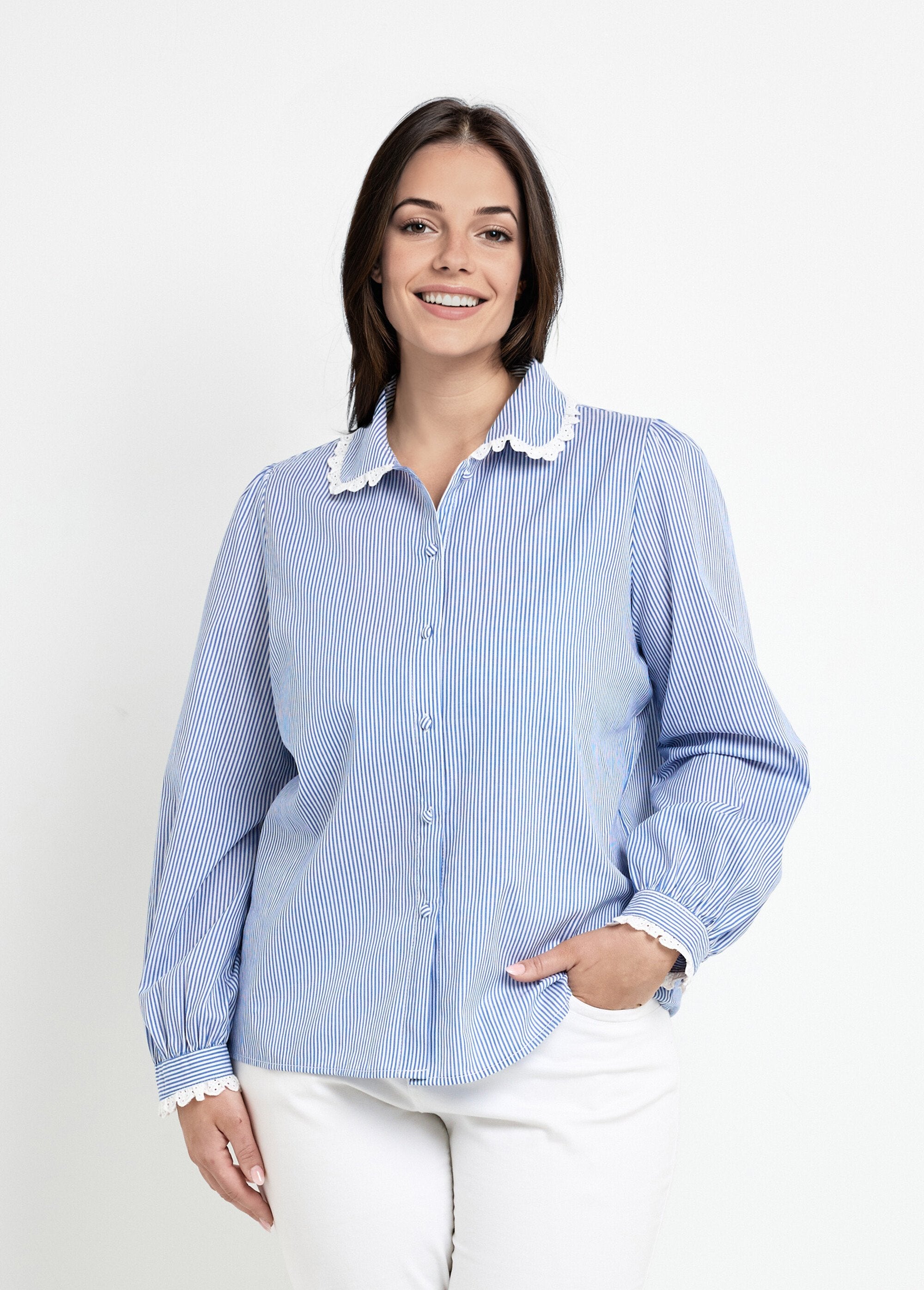 Blusa_con_detalles_de_encaje_y_cuello_redondo._Rayas_azules__FA1_curvy