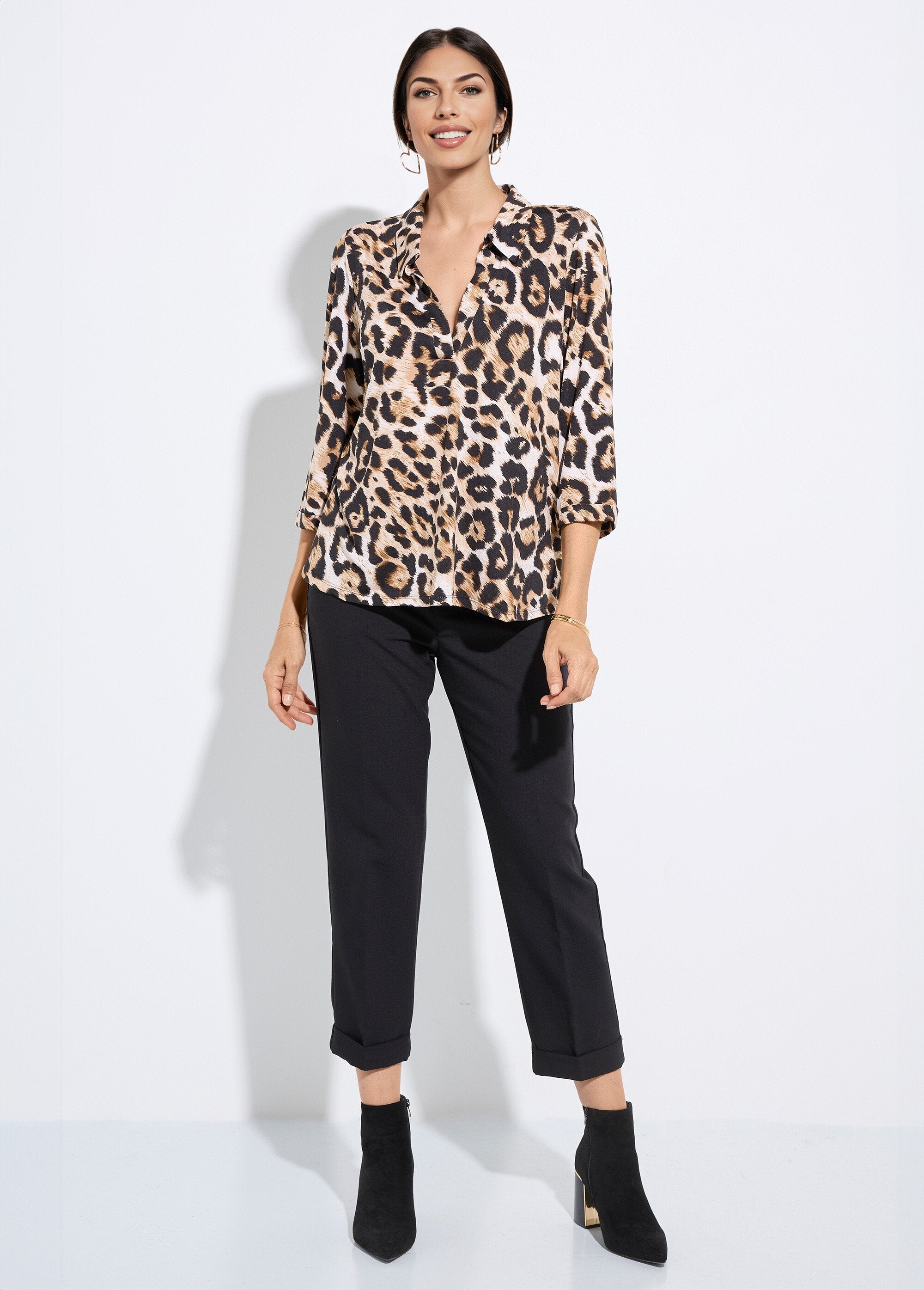 Blusa_con_estampado_de_leopardo_y_cuello_sastre_Leopardo_SF1_slim