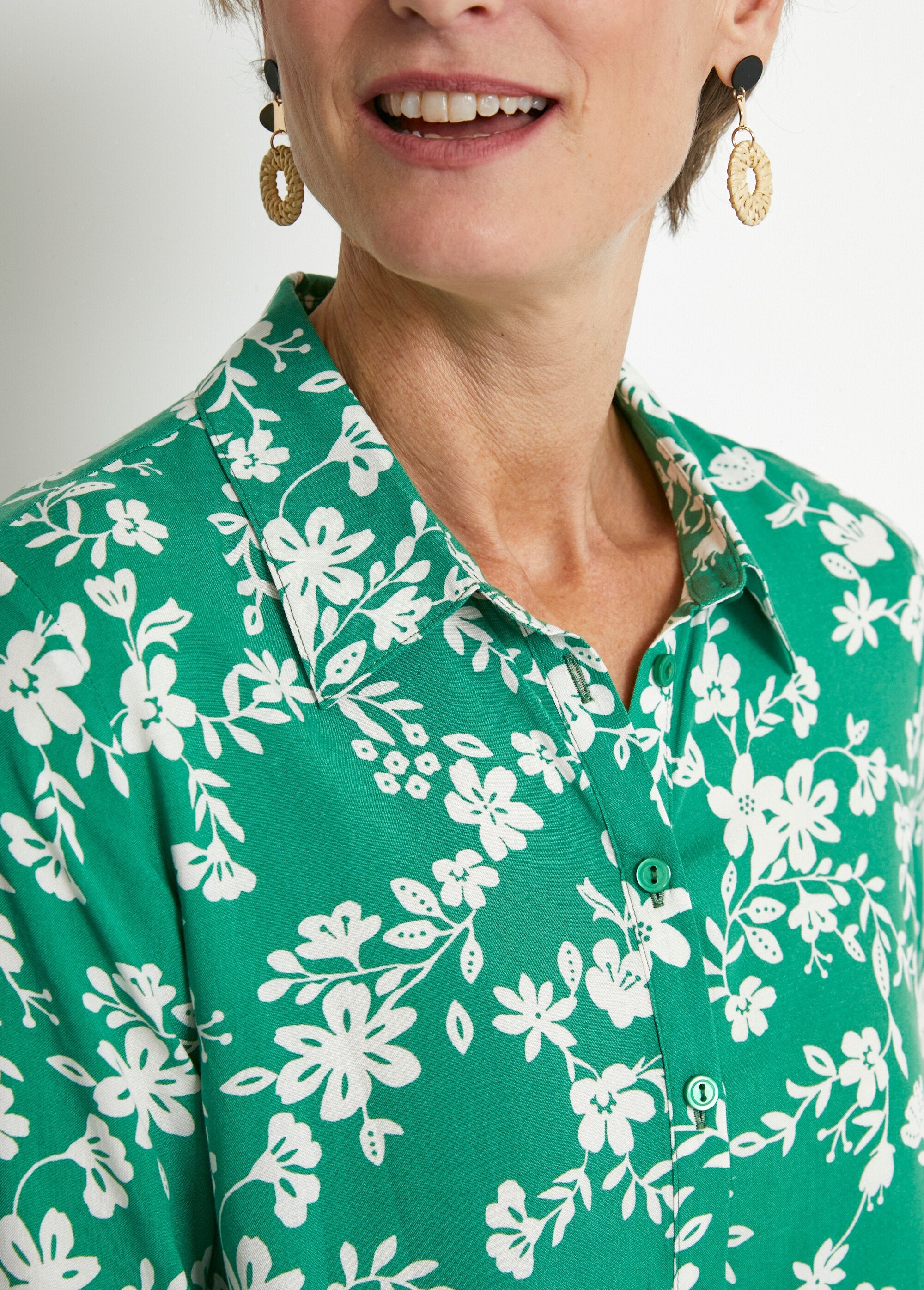 Blusa_estampada_manga_3/4_espalda_larga_verde_y_blanco_DE1_slim