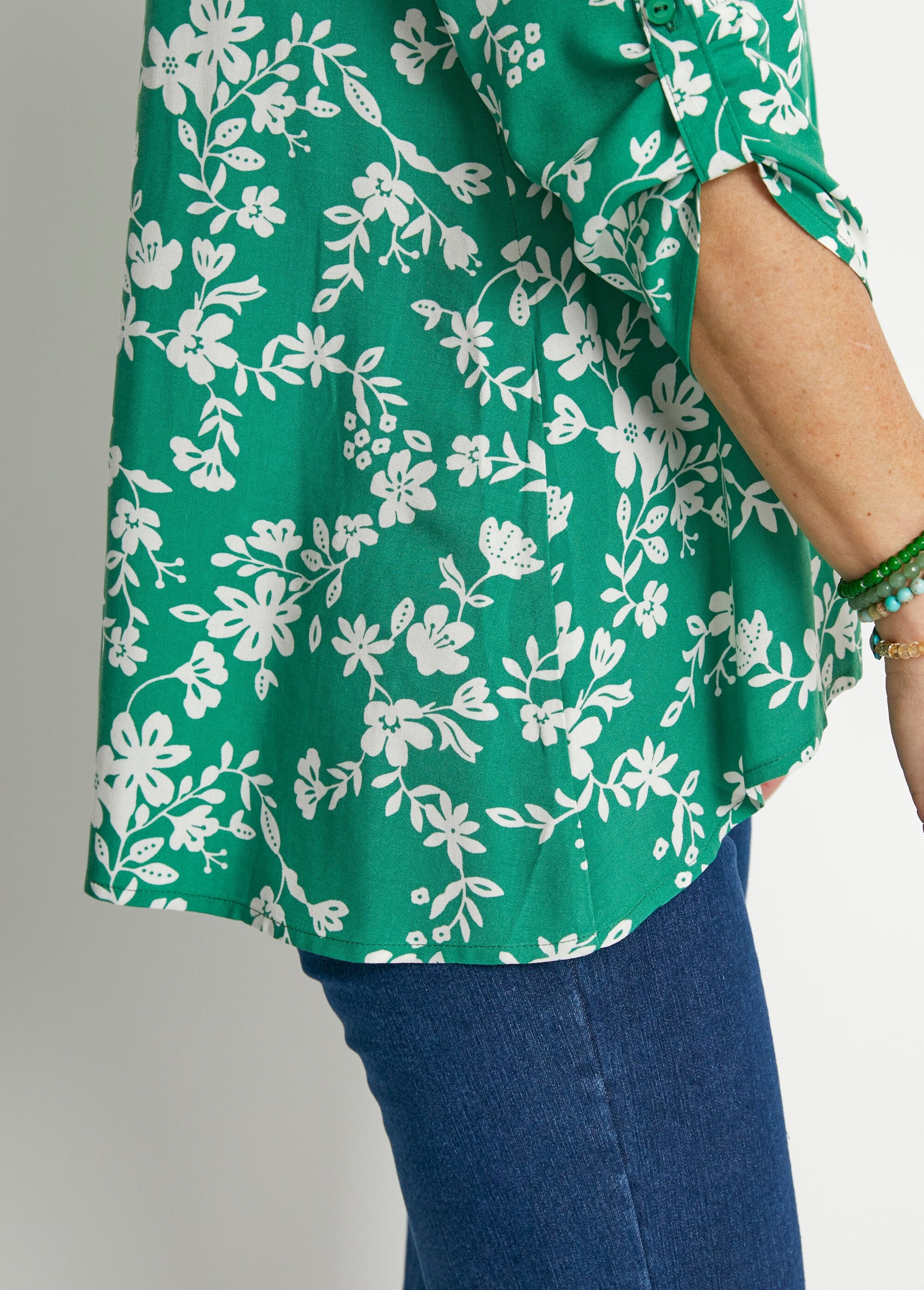 Blusa_estampada_manga_3/4_espalda_larga_verde_y_blanco_DE4_slim