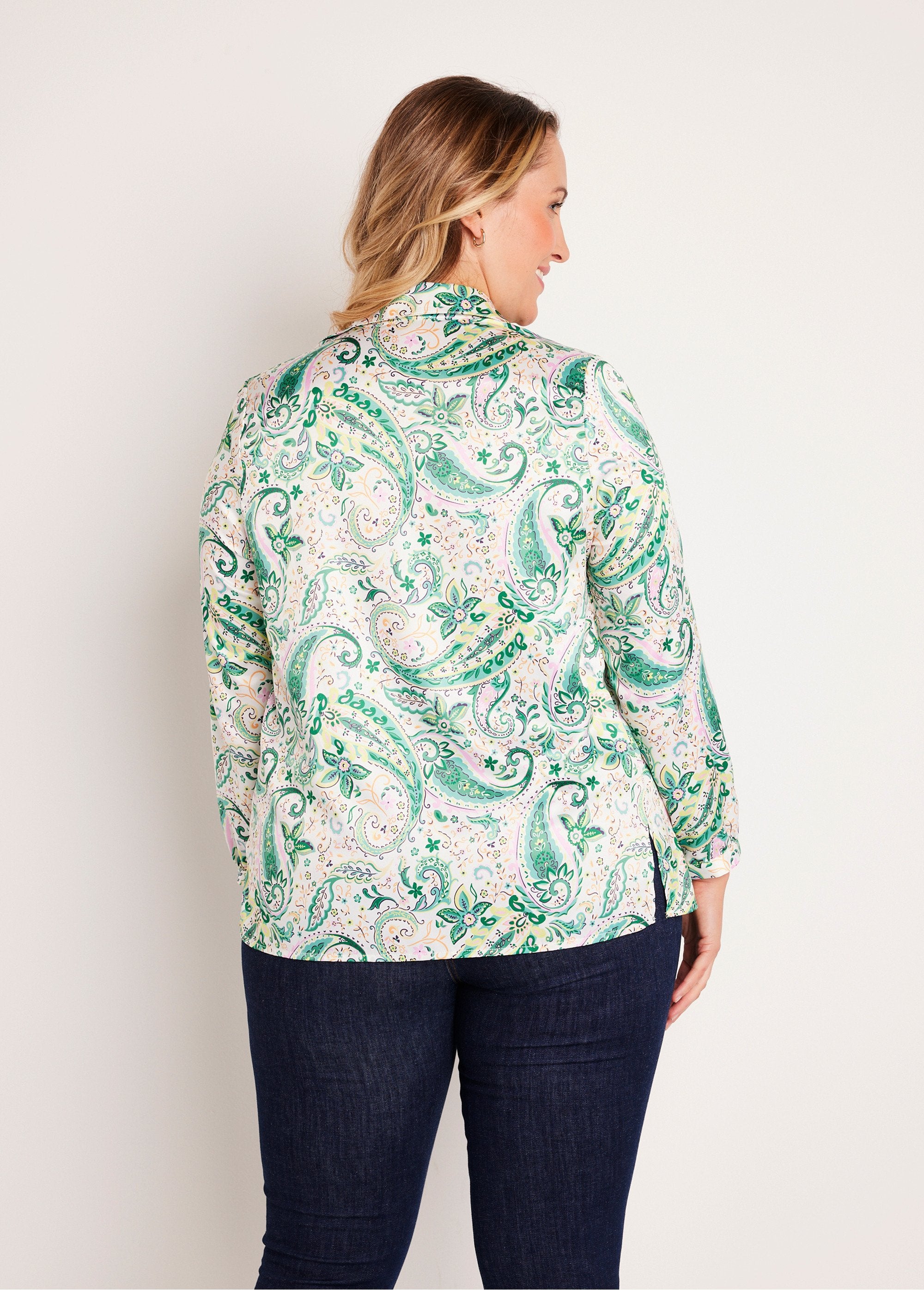 Blusa_larga_recta_de_raso_con_botones_diablillo_verde_DO1_curvy