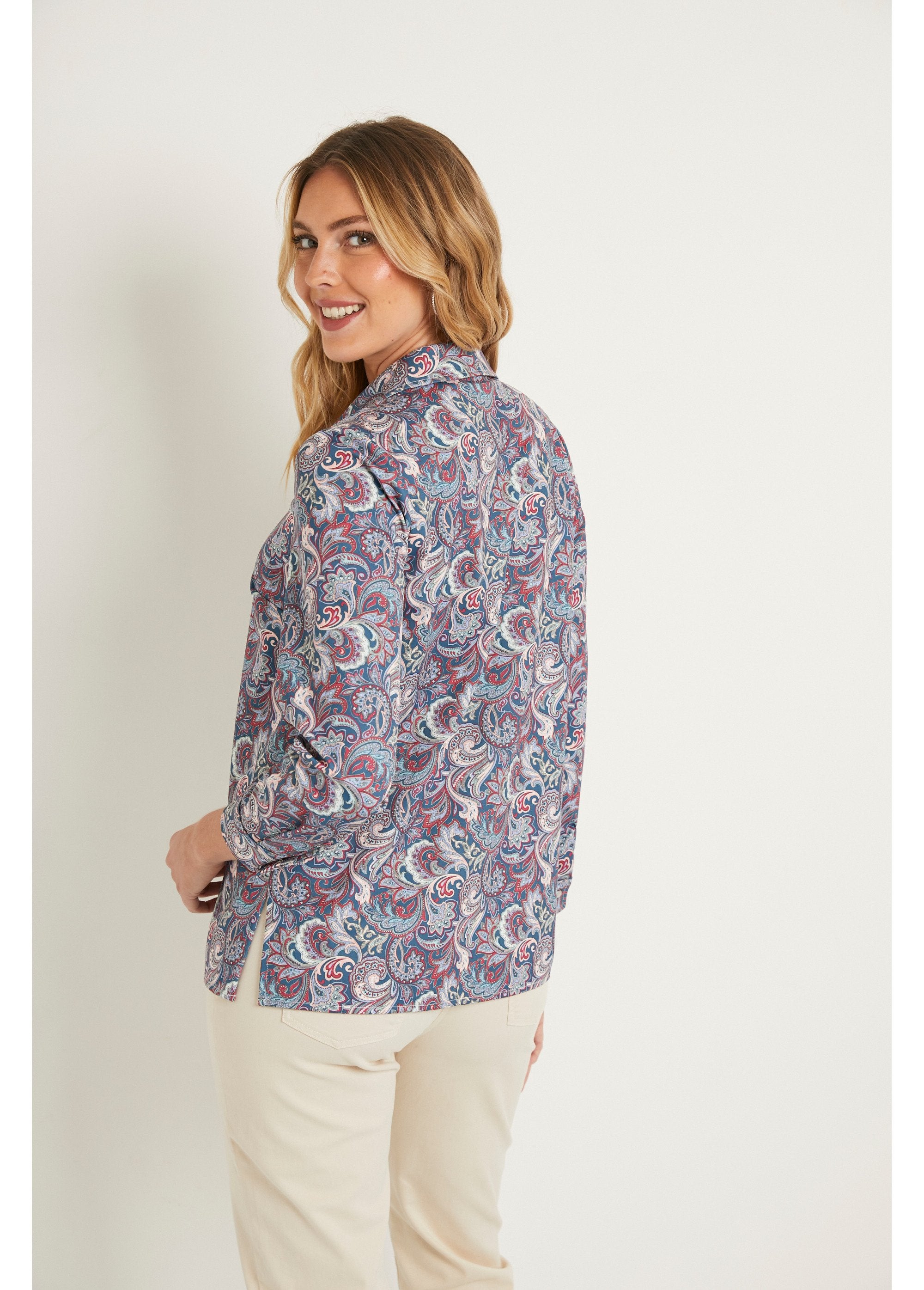 Blusa_larga_estampado_paisley_con_botones_automáticos_Fondo_esmeralda_DO1_slim