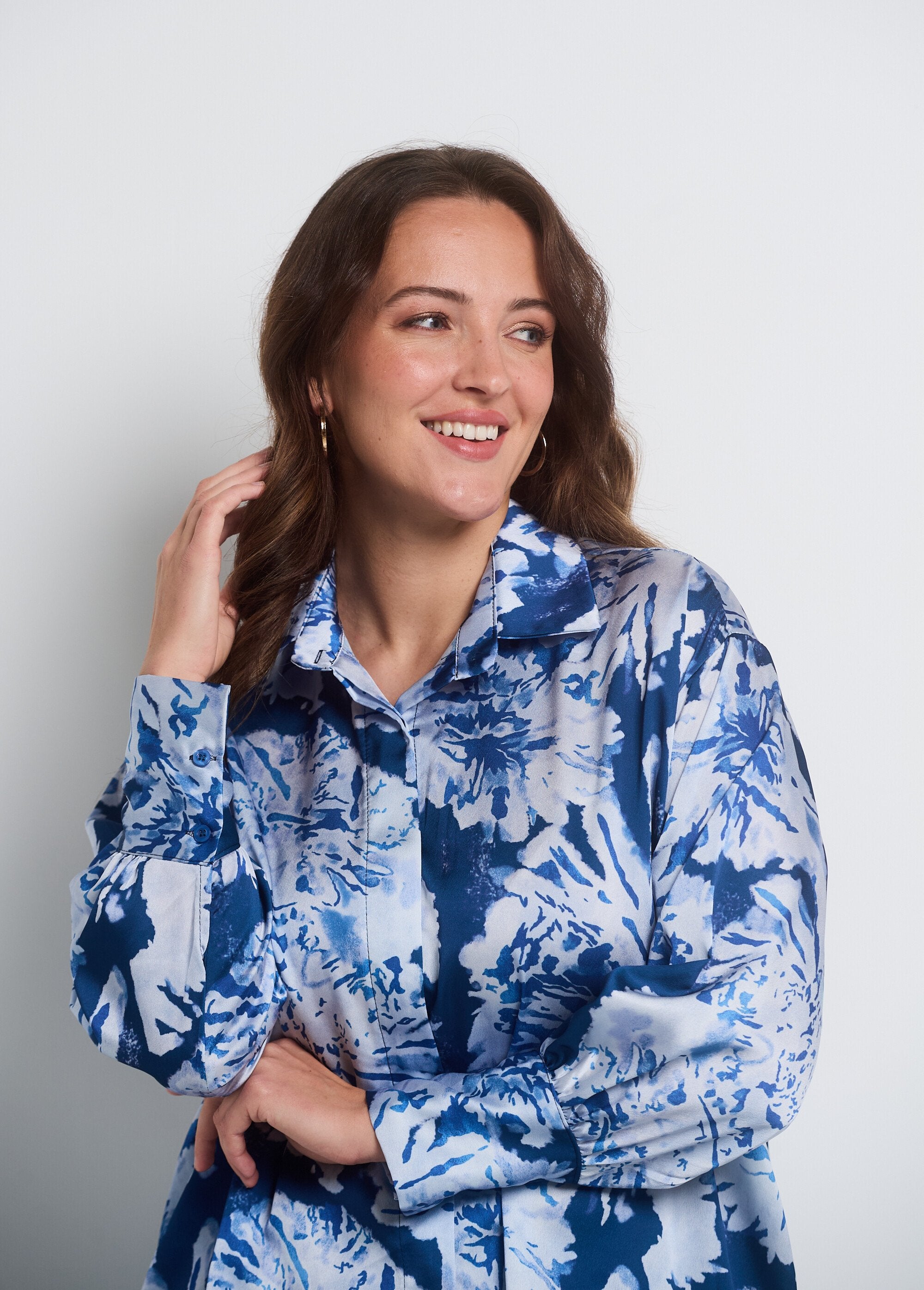 Blusa_de_satén_acuarelado_de_manga_larga_Azul_DE1_curvy