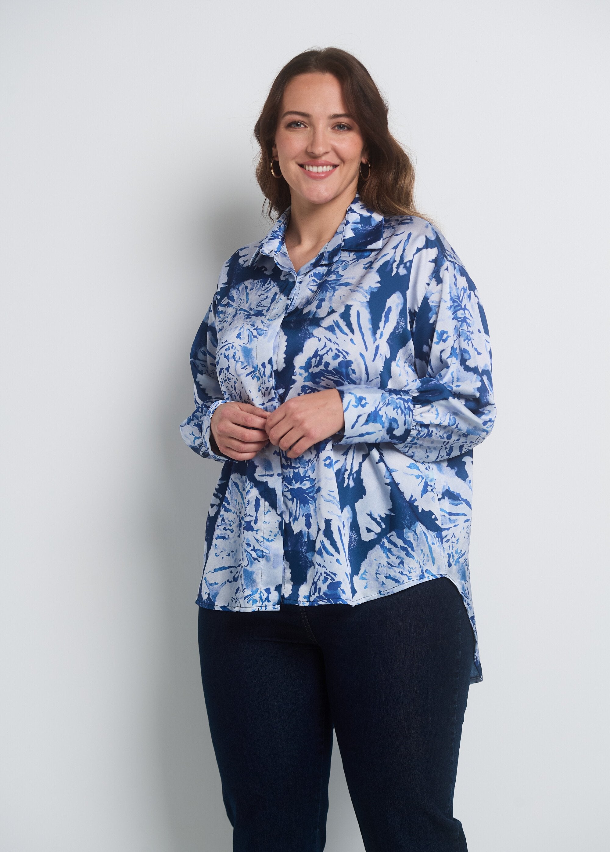 Blusa_de_satén_acuarelado_de_manga_larga_Azul_FA2_curvy