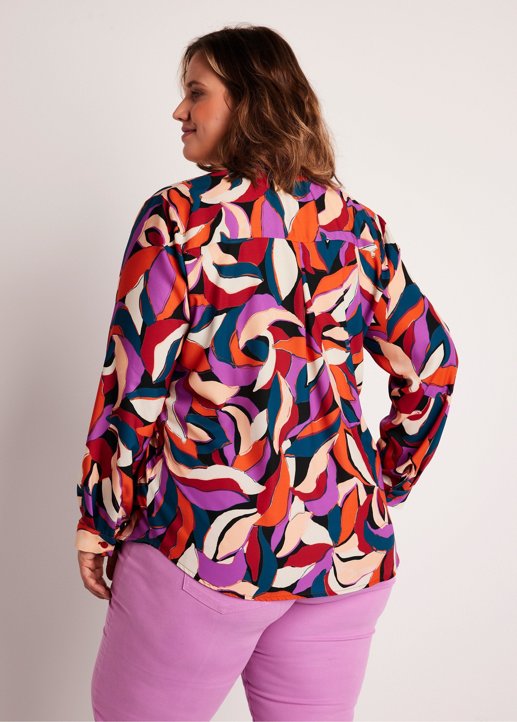 Blusa_manga_larga_con_estampado_de_hojas_naranja_y_morado_DO1_curvy