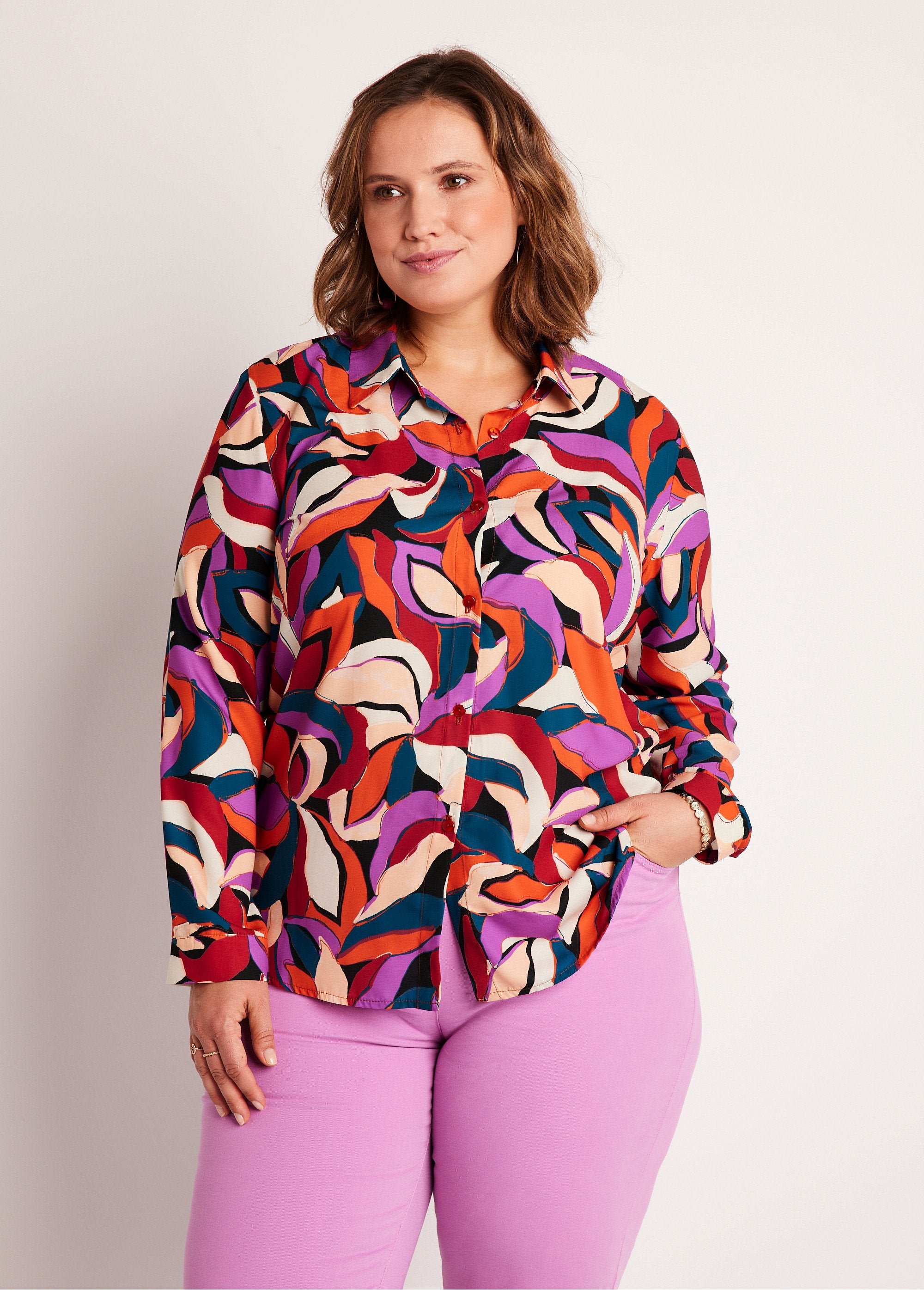 Blusa_manga_larga_con_estampado_de_hojas_naranja_y_morado_FA1_curvy