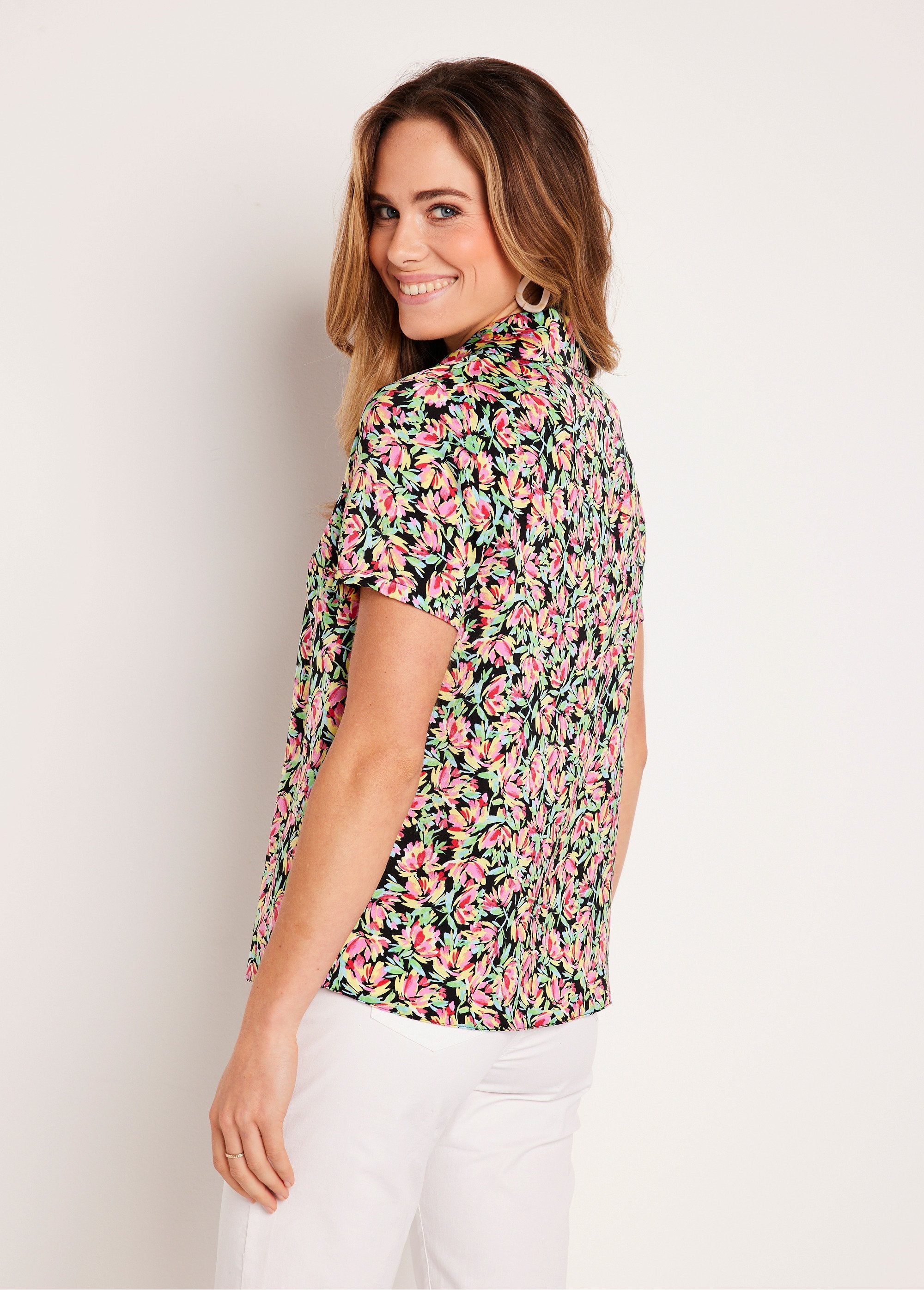 Blusa_de_raso_floral_de_manga_corta_verde_y_rosa_DO1_slim