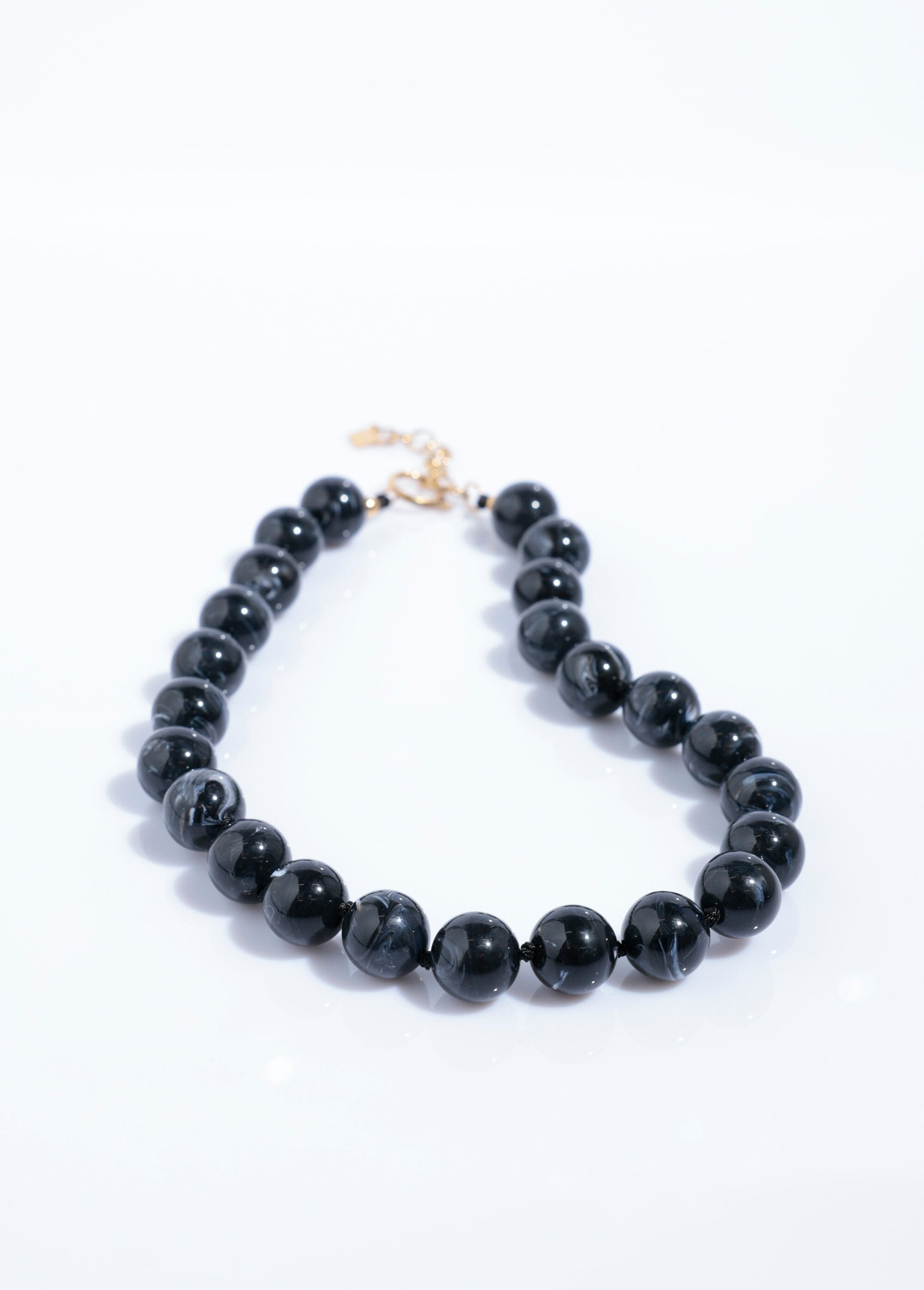 Collier_court_perles_rondes_marbrées_Noir_DE1_slim