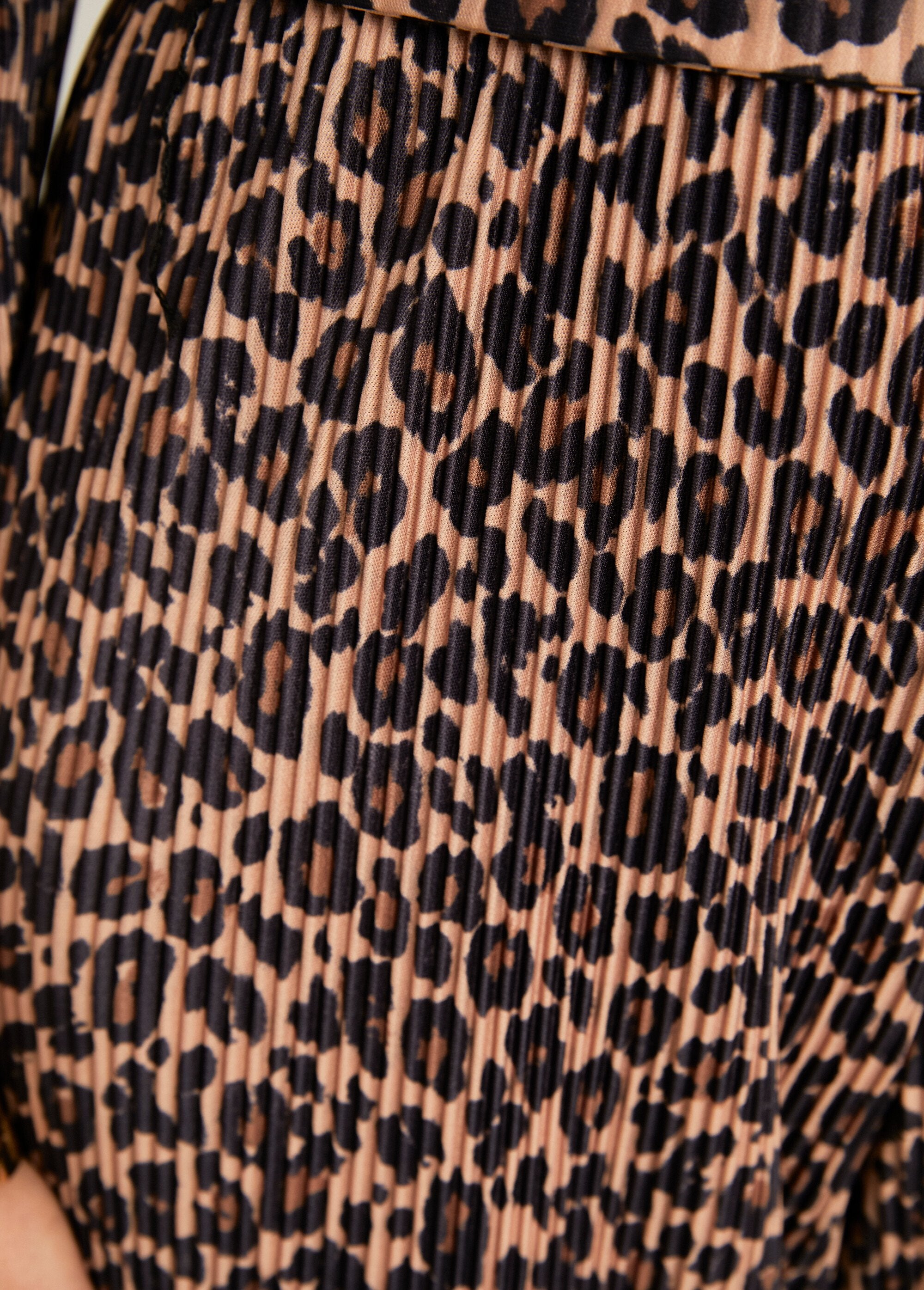 Mono_plisado_con_estampado_de_leopardo_Imprime_leopard_DE5_slim