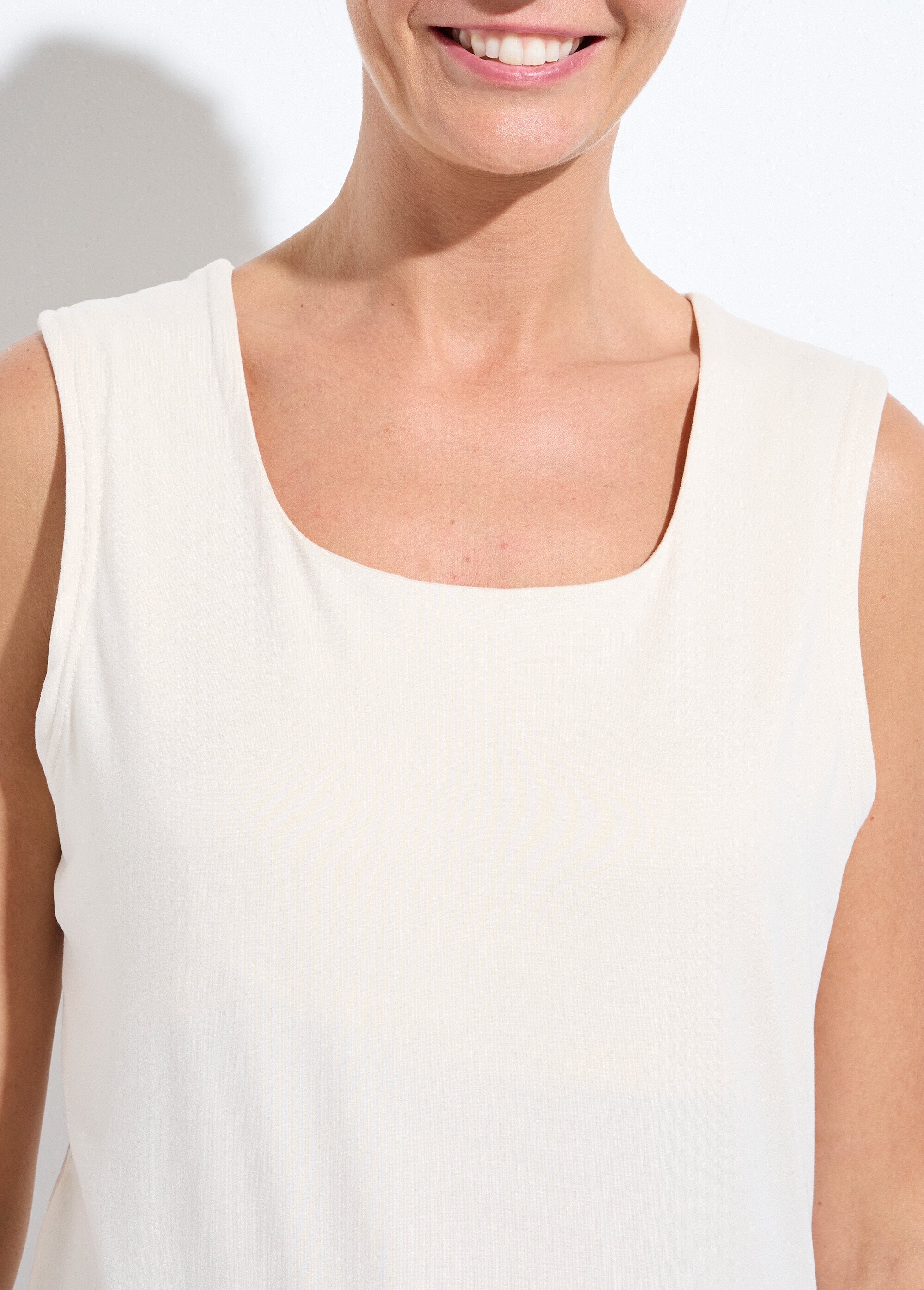 Camiseta_de_tirantes_anchos_con_cuello_de_bailarina_Crudo_DE1_slim
