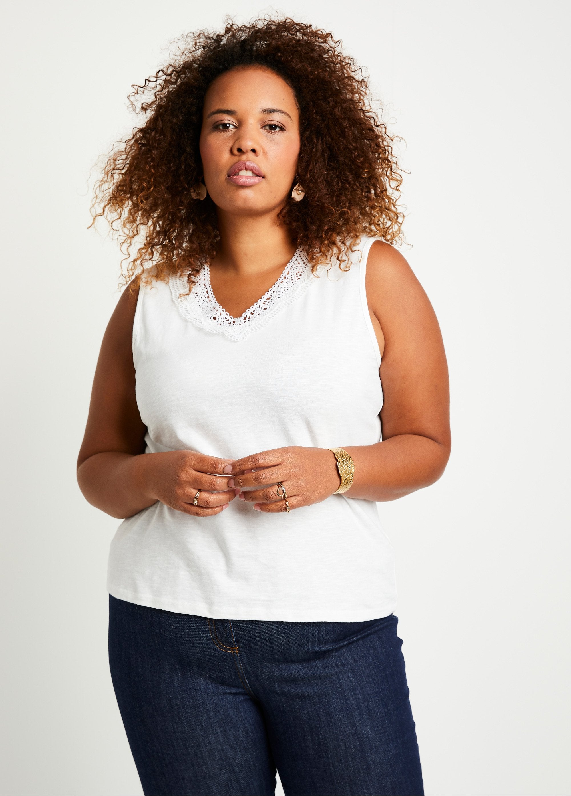 Camiseta_de_tirantes_de_algodón_y_macramé_Blanco,_Blanca_FA1_curvy