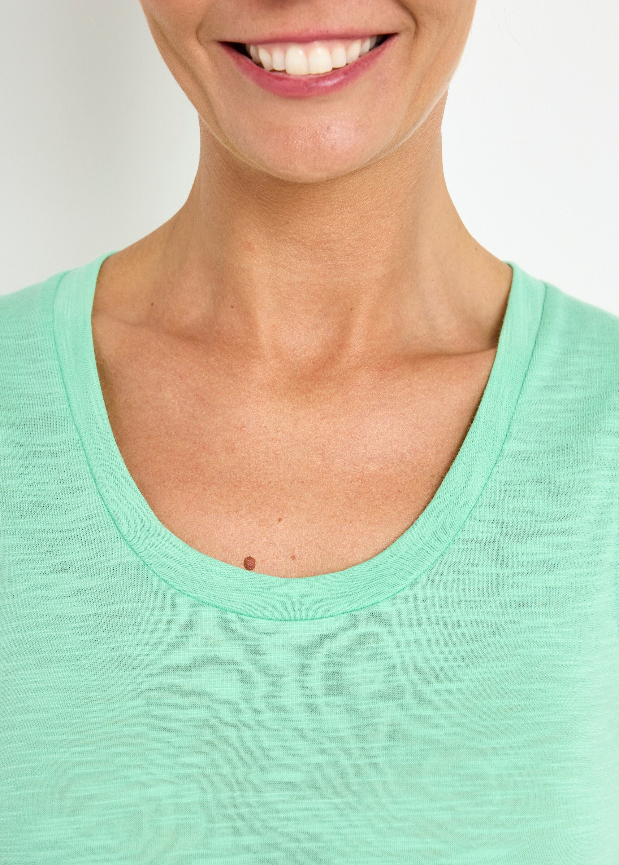 Camiseta_de_tirantes_de_punto_flameado_con_cuello_de_bailarina_Verde_DE2_slim