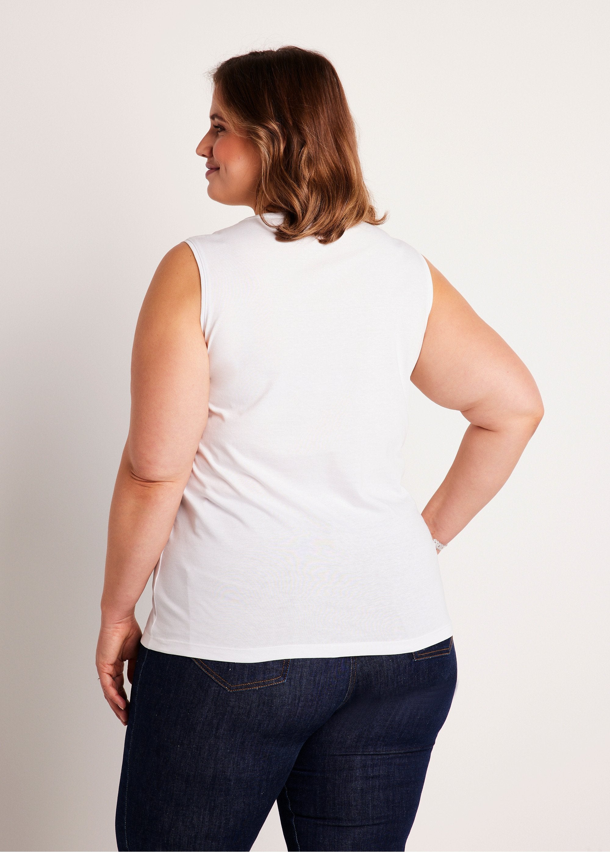 Camiseta_corta_de_tirantes_lisa_bordada_con_lentejuelas_Blanco,_Blanca_DO1_curvy